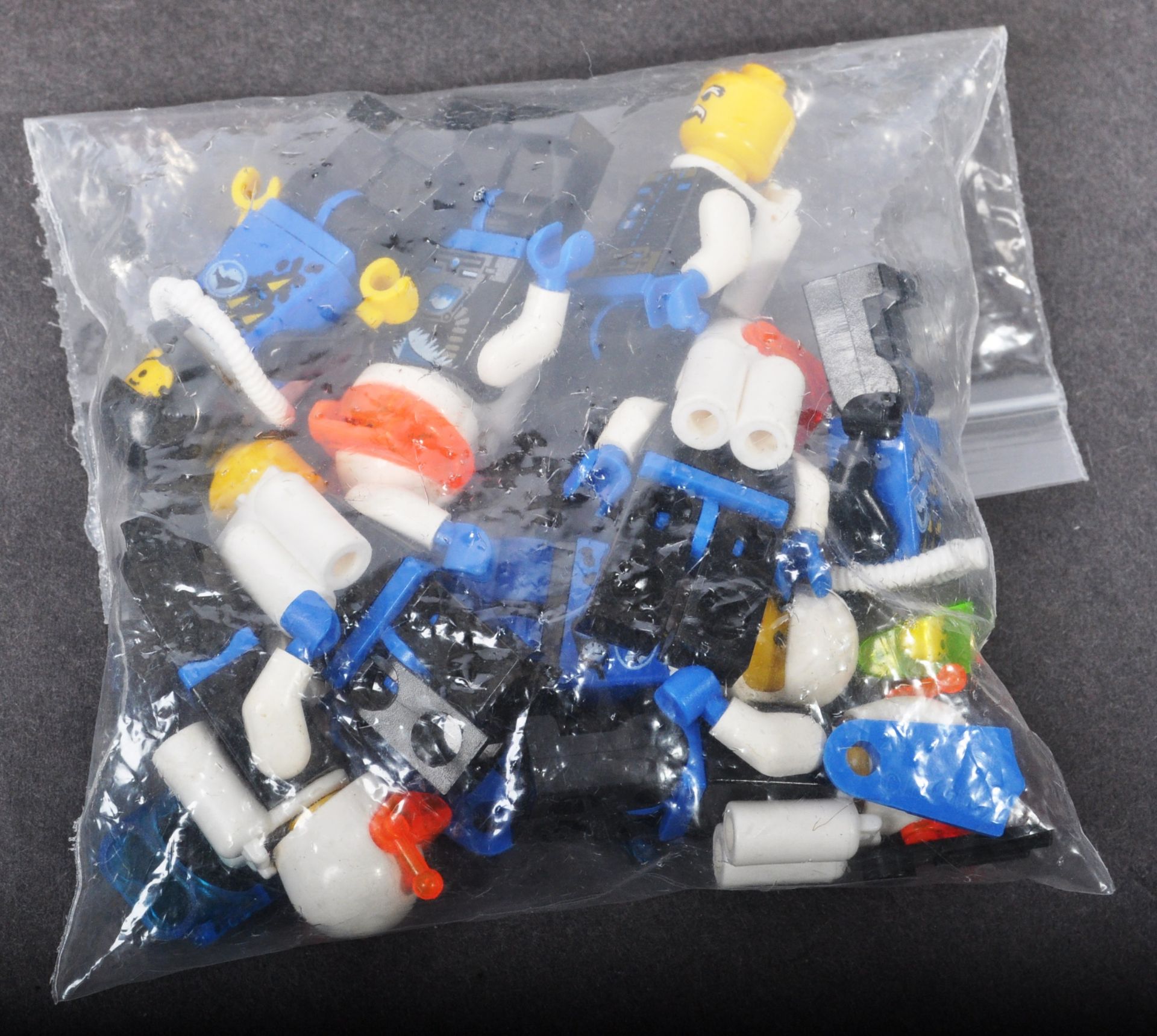 LEGO MINIFIGURES - COLLECTION OF ASSORTED VINTAGE MINIFIGURES - Image 6 of 7