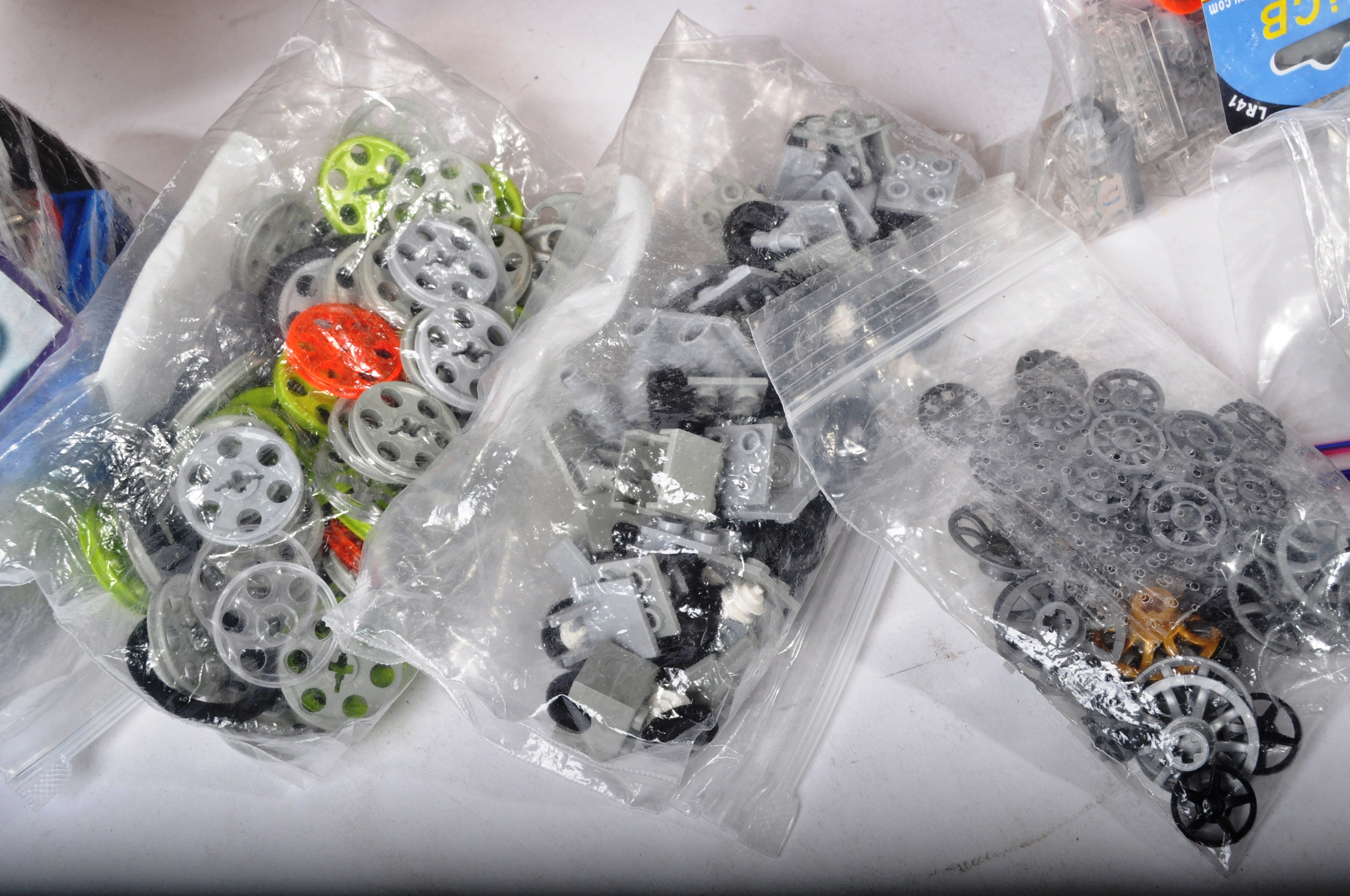 LARGE COLLECTION OF ASSORTED LEGO TECHNIC WHEELS & MOTORS - Image 5 of 8