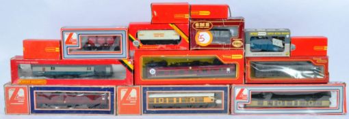 COLLECTION OF 00 GAUGE MODEL RAILWAY TRAIN SET ROLLING STOCK