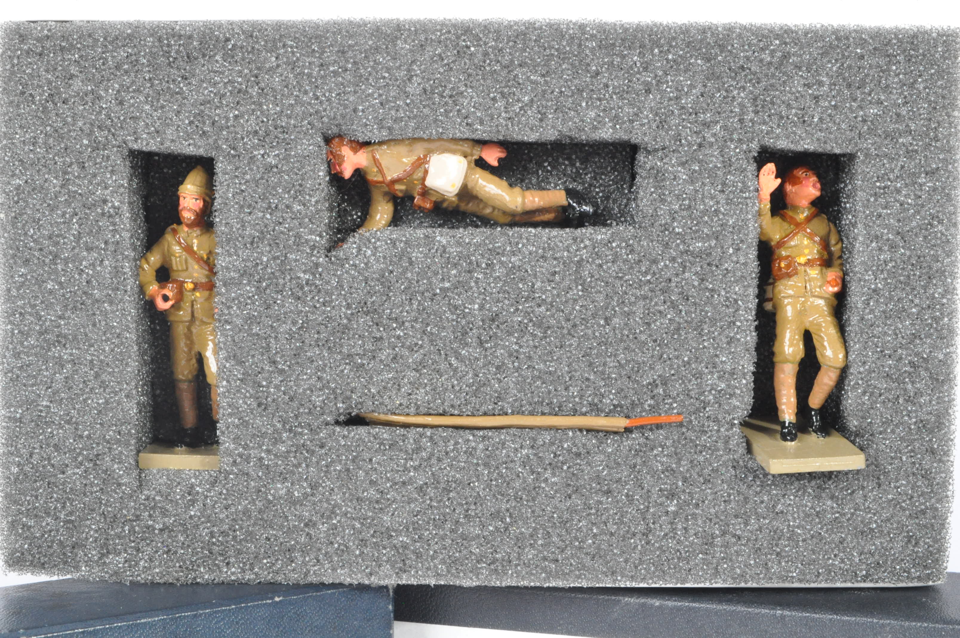 COLLECTION OF ASSORTED HAND PAINTED METAL TOY SOLDIERS - Image 8 of 9