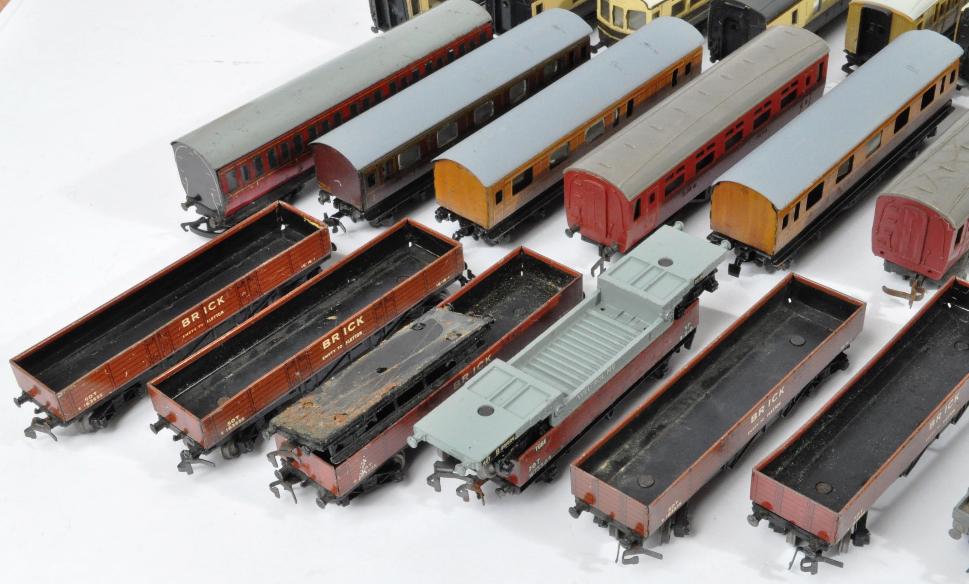 LARGE COLLETION OF ASSORTED 00 GAUGE ROLLING STOCK - Image 2 of 6