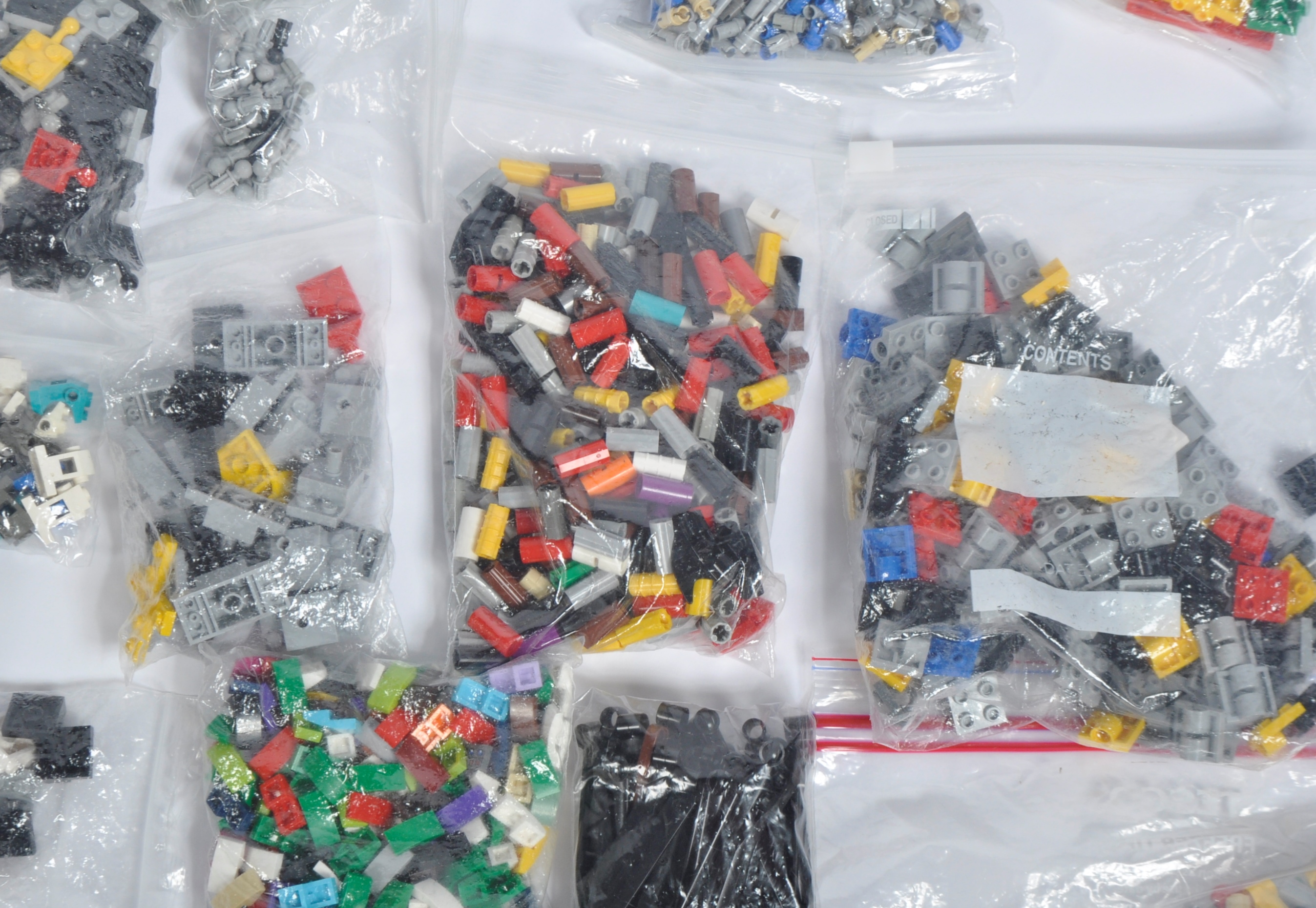 LARGE COLLECTION OF ASSORTED LEGO BRICKS - Image 10 of 11