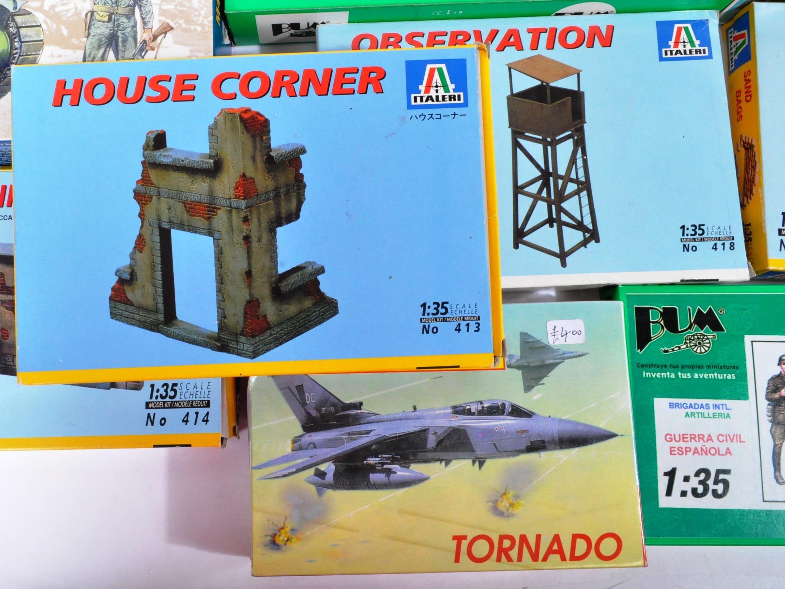 LARGE COLLECTION OF ASSORTED PLASTIC MODEL KITS - Image 4 of 10