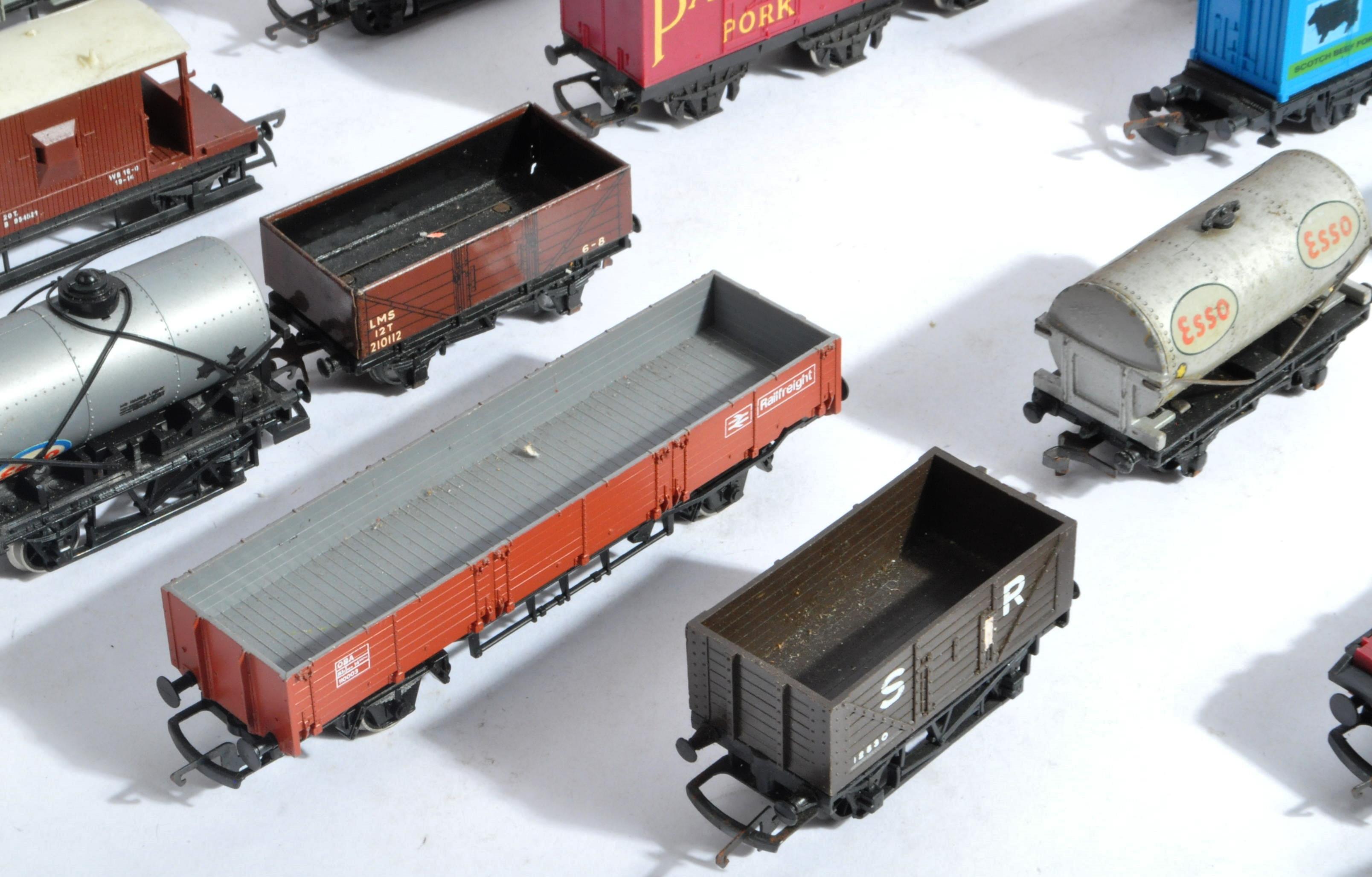 COLLECTION OF ASSORTED HORNBY 00 GAUGE ROLLING STOCK WAGONS - Image 6 of 9