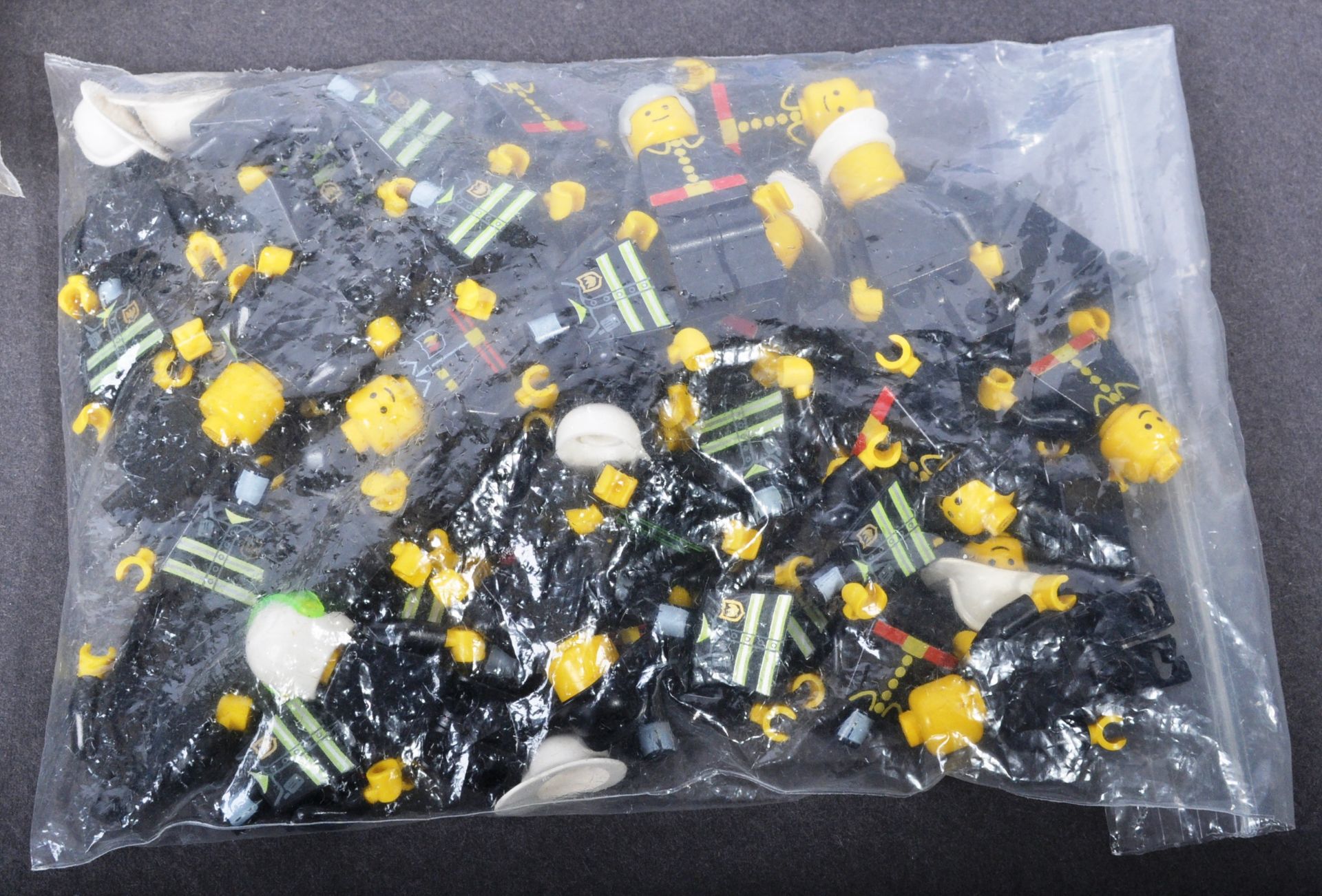 LEGO MINIFIGURES - COLLECTION OF ASSORTED VINTAGE MINIFIGURES - Image 5 of 7