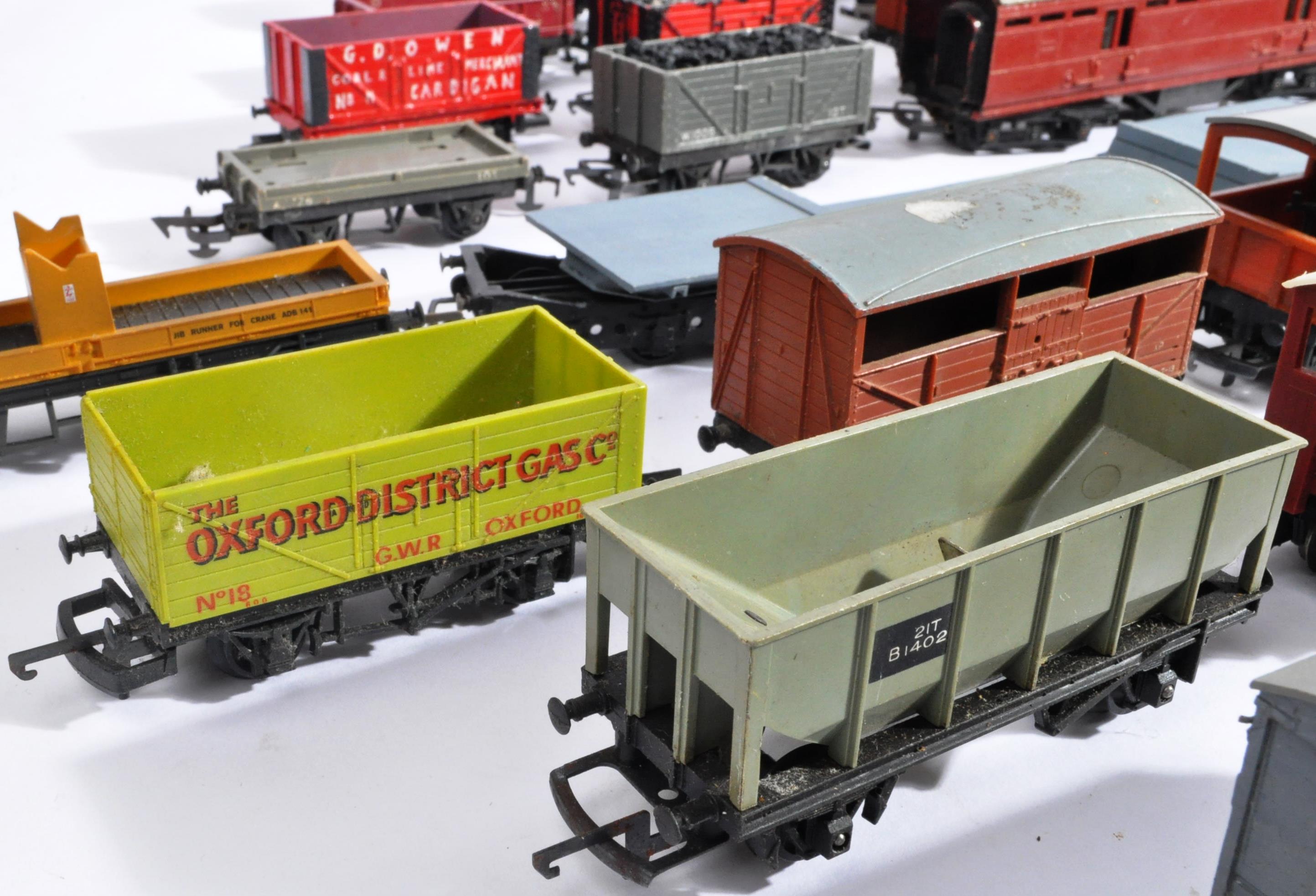 MODEL RAILWAYS - LARGE COLLECTION OF 00 GAUGE WAGONS - Image 2 of 5