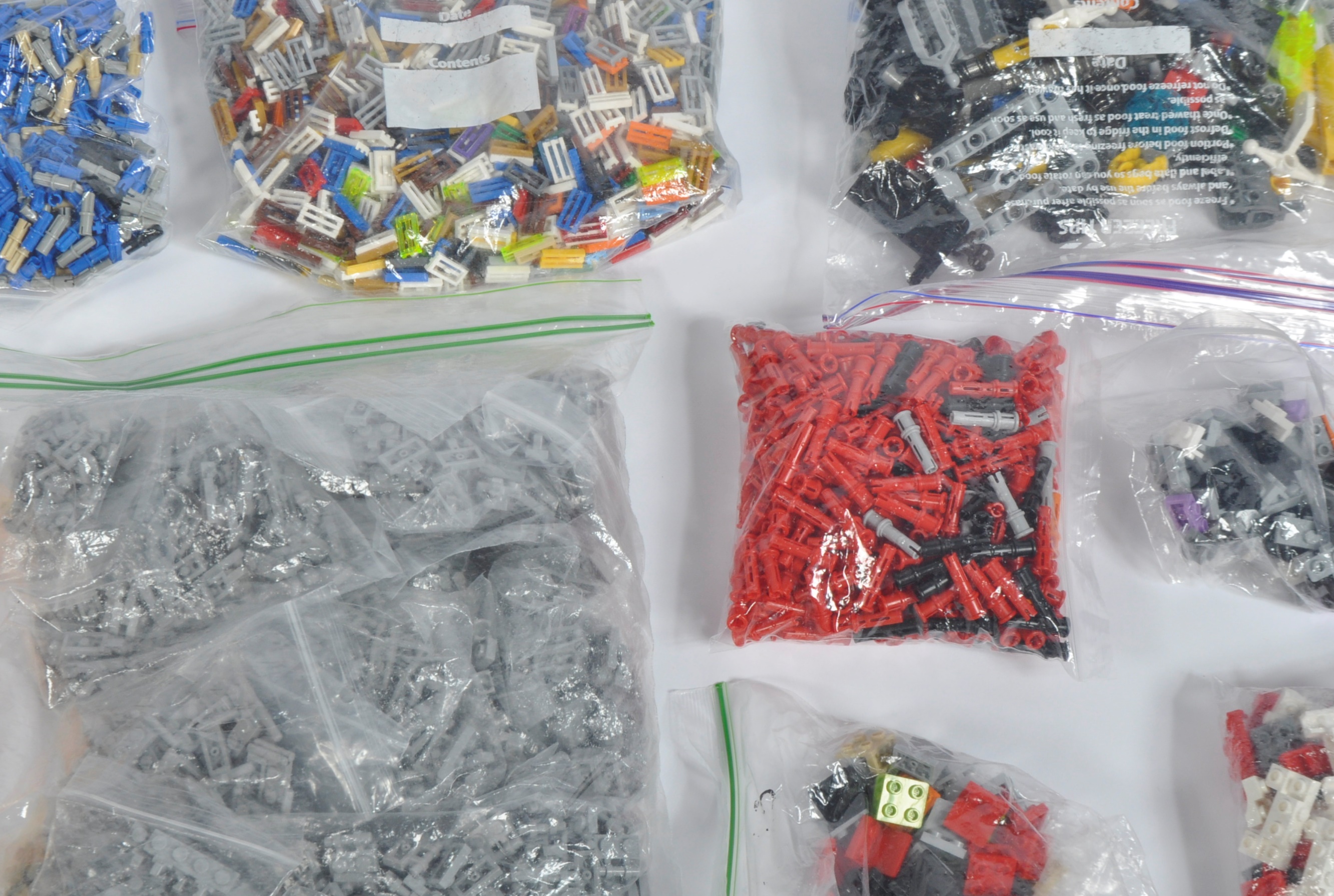 LARGE COLLECTION OF ASSORTED LEGO BRICKS - Image 7 of 11