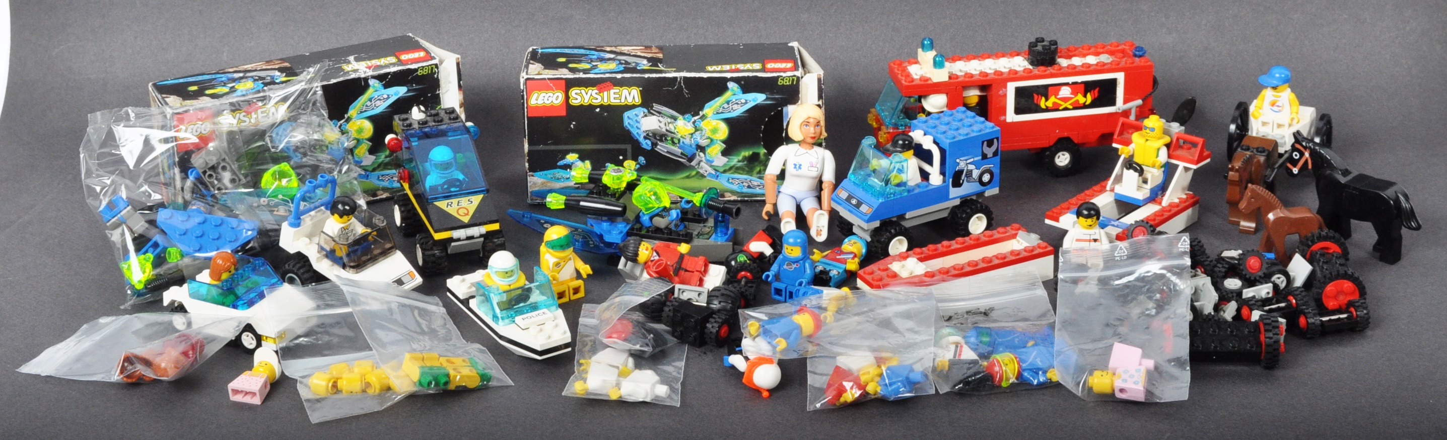 COLLECTION OF ASSORTED VINTAGE MINI LEGO SETS & MINIFIGURES