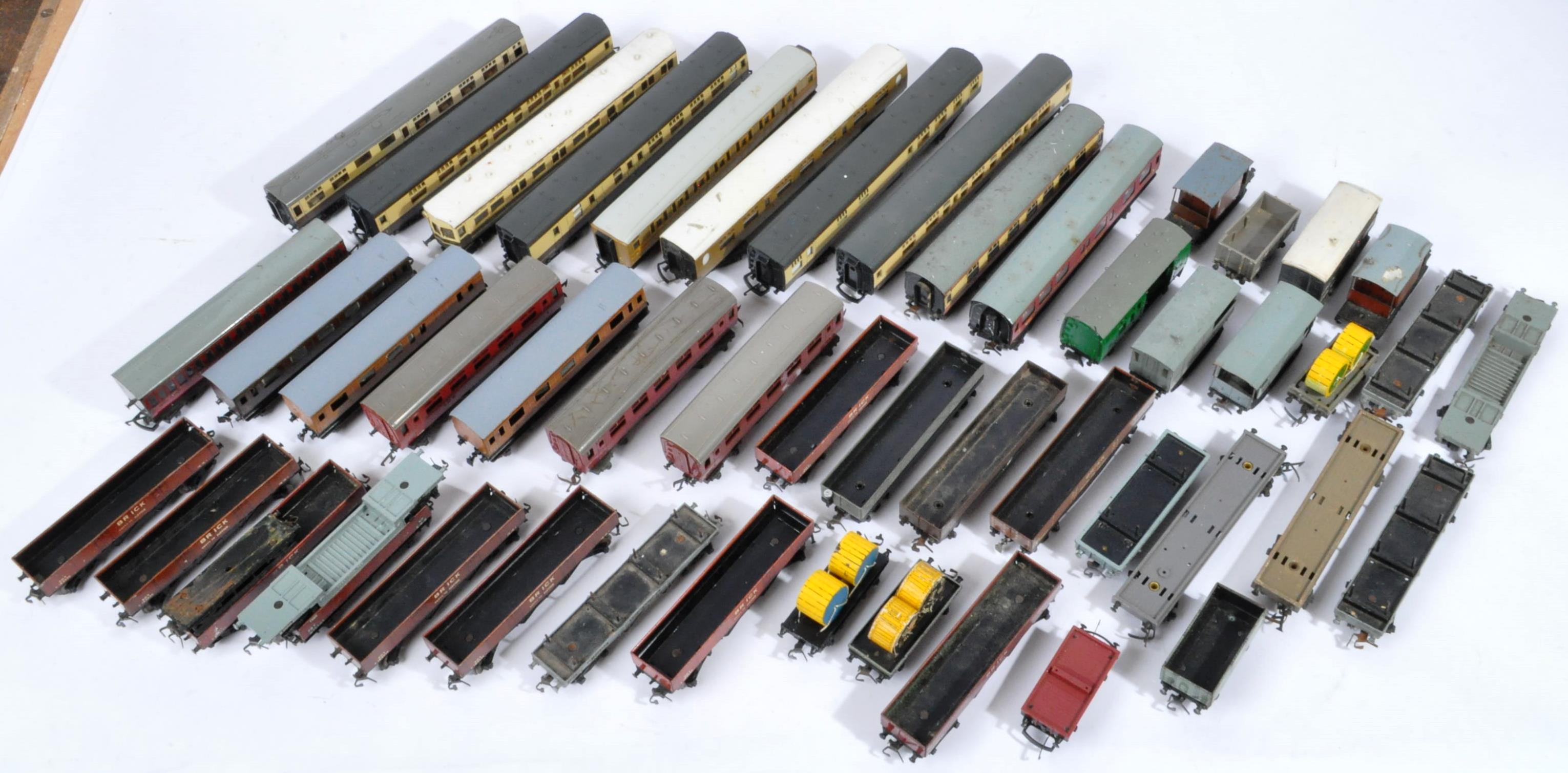 LARGE COLLETION OF ASSORTED 00 GAUGE ROLLING STOCK