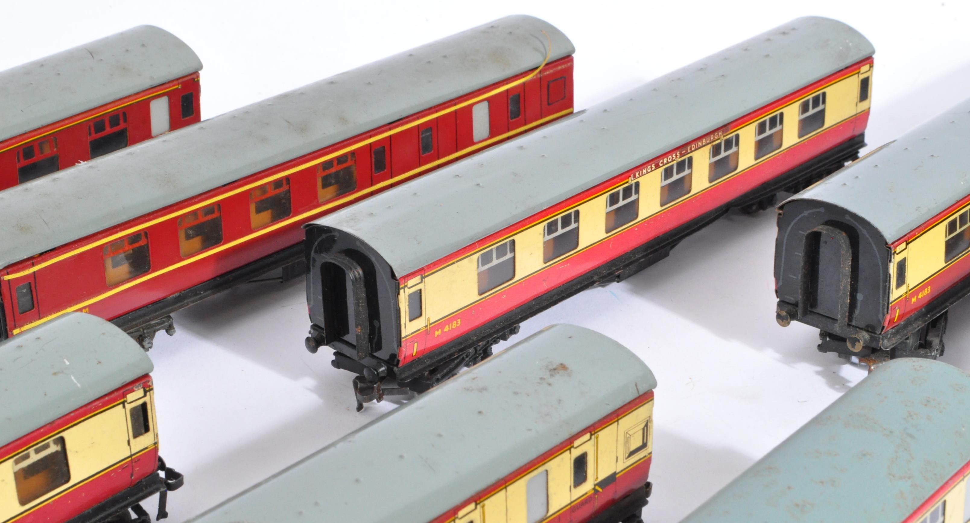 COLLECTION OF HORNBY DUBLO MODEL RAILWAY TRAINSET CARRIAGES - Image 3 of 5