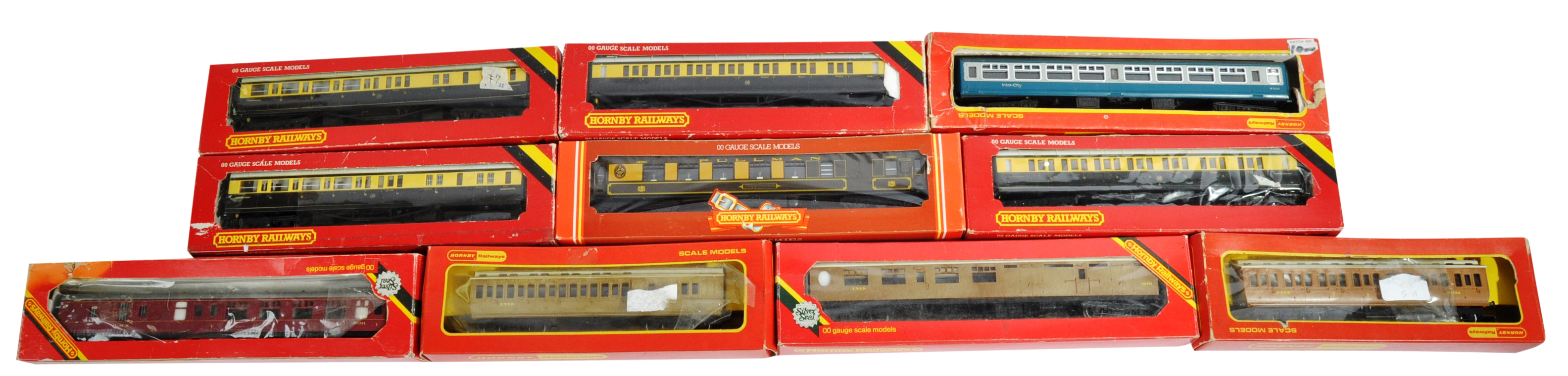 COLLECTION OF HORNBY 00 GAUGE MODEL RAILWAY CARRIAGES