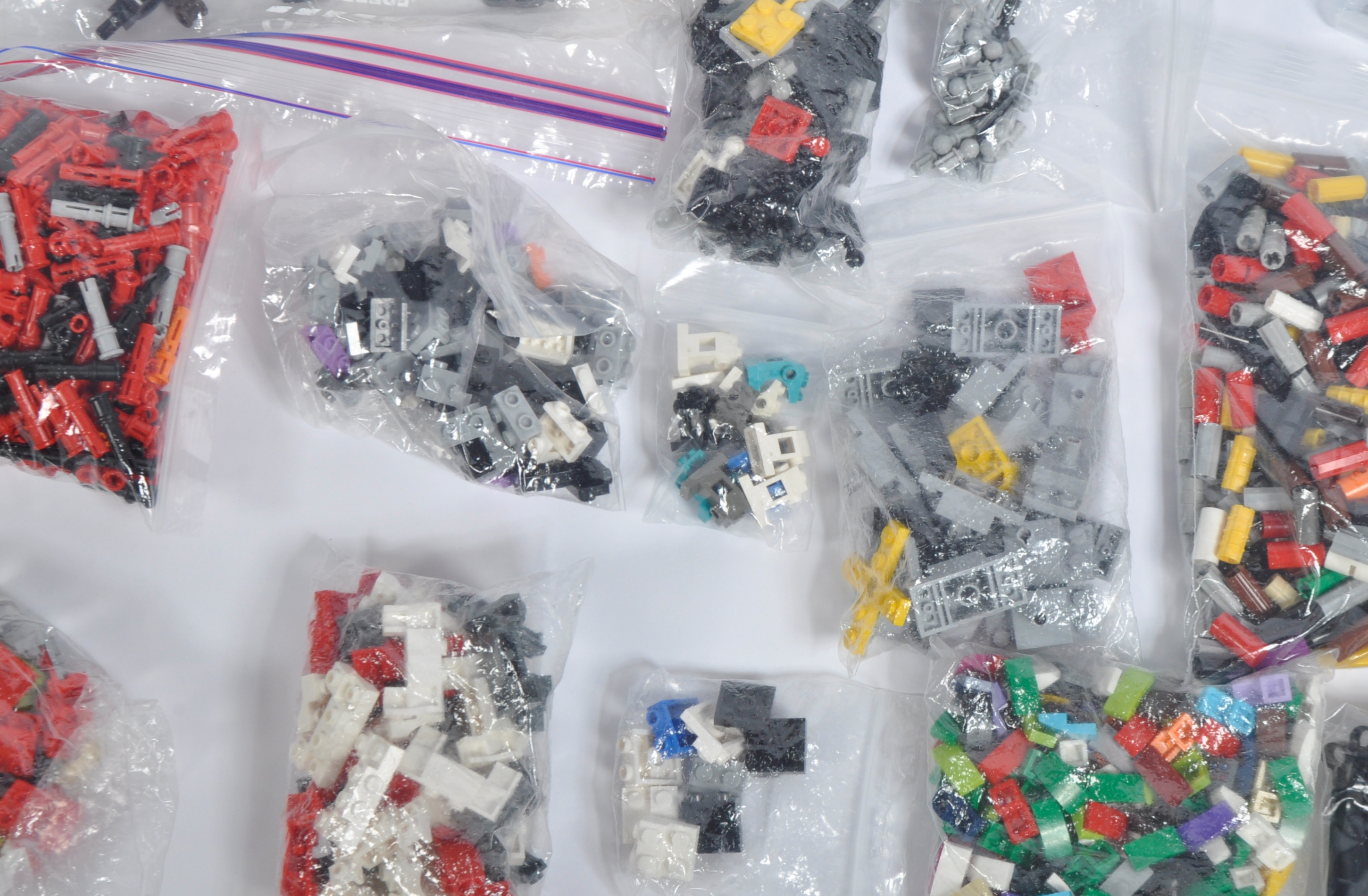 LARGE COLLECTION OF ASSORTED LEGO BRICKS - Image 11 of 11