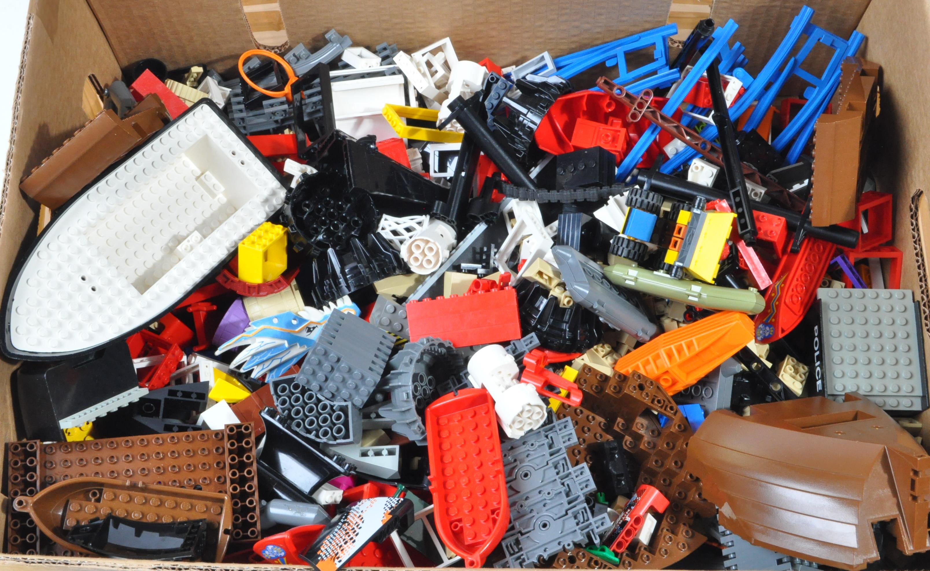 LARGE COLLECTION OF ASSORTED LOOSE LEGO BRICKS - Image 5 of 6