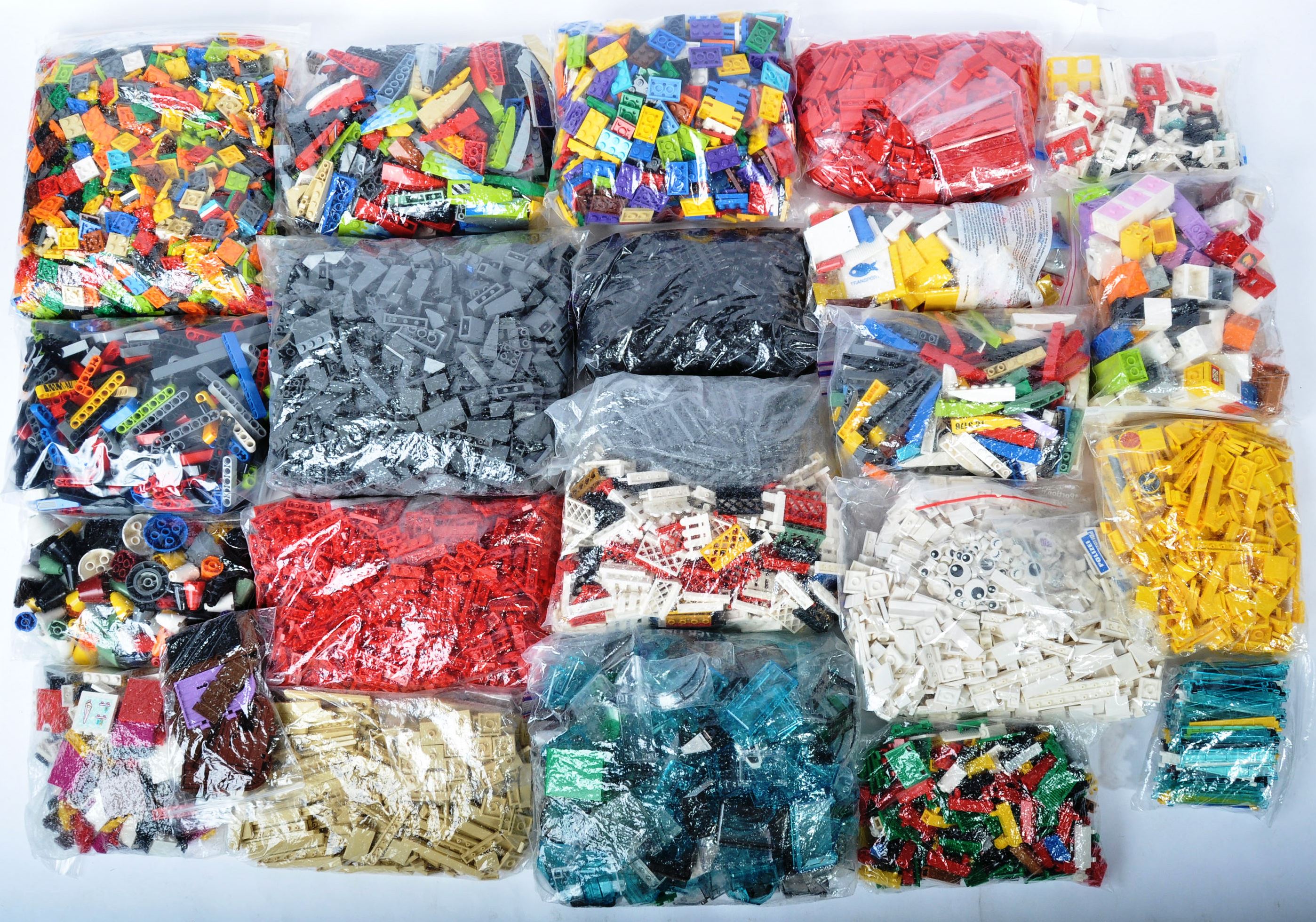 LARGE QUANTITY OF ASSORTED LEGO BRICKS