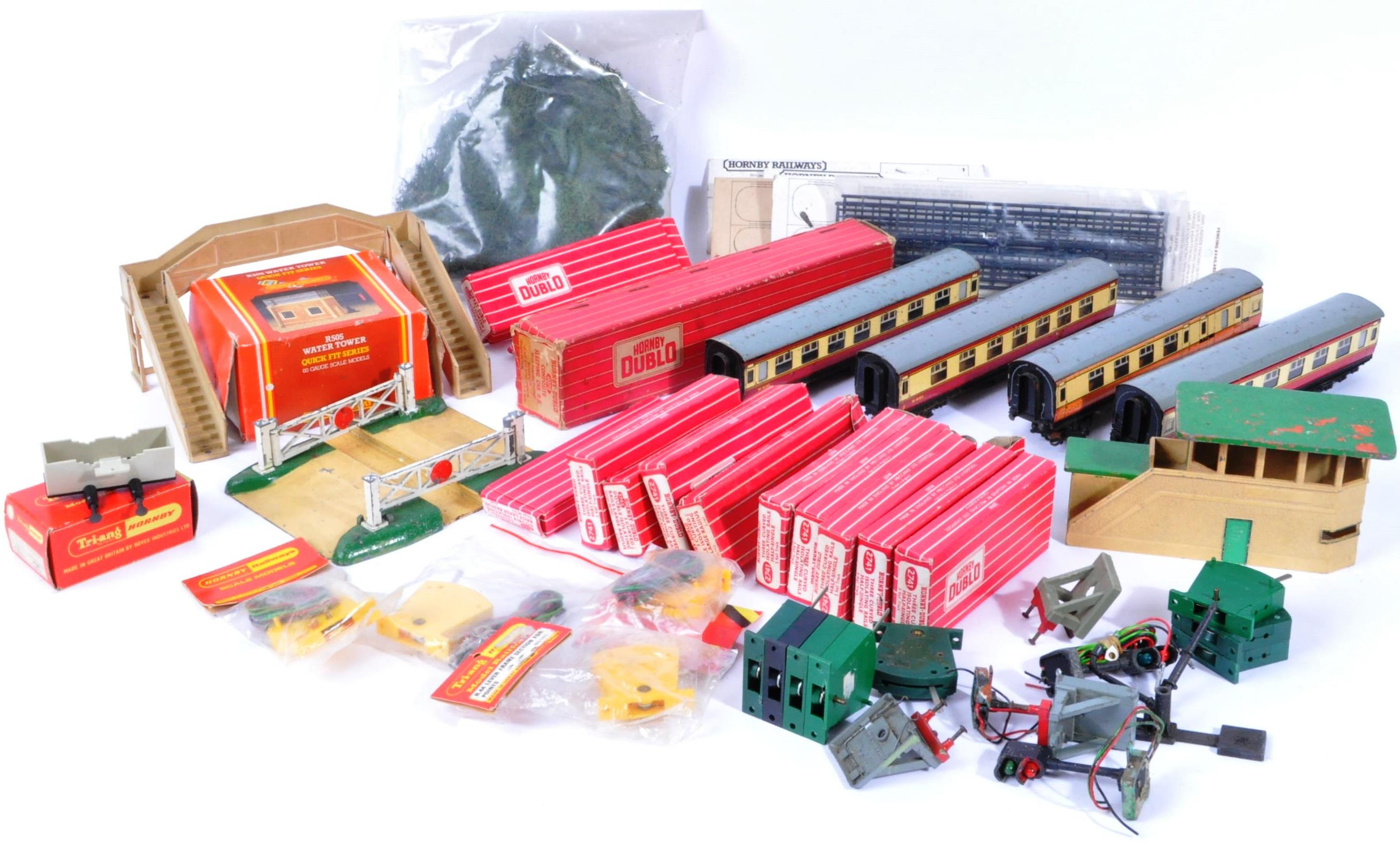 COLLECTION OF ASSORTED VINTAGE HORNBY 00 GAUGE TRAINSET ITEMS