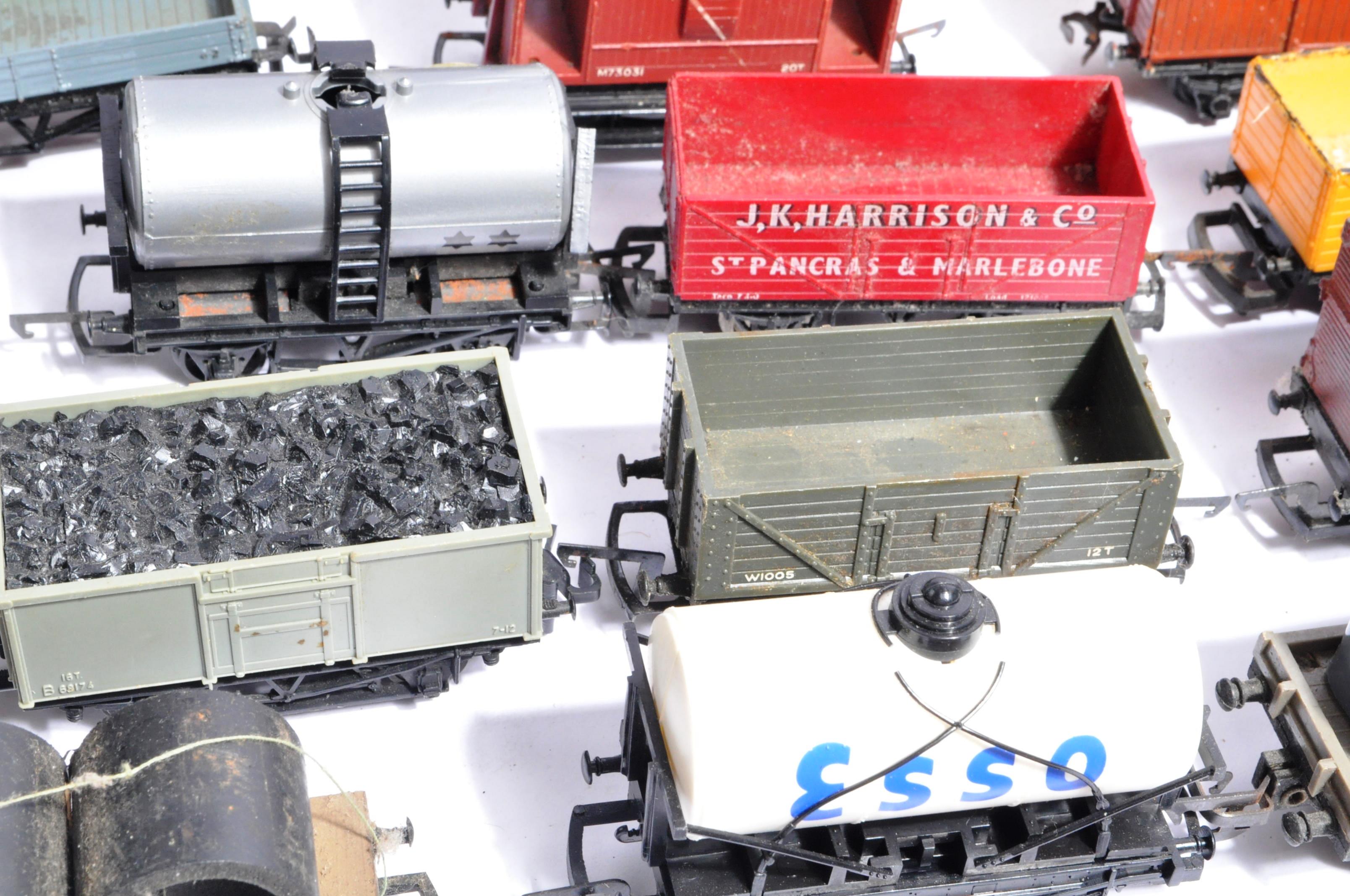 MODEL RAILWAYS - LARGE COLLECTION OF 00 GAUGE WAGONS - Image 5 of 5