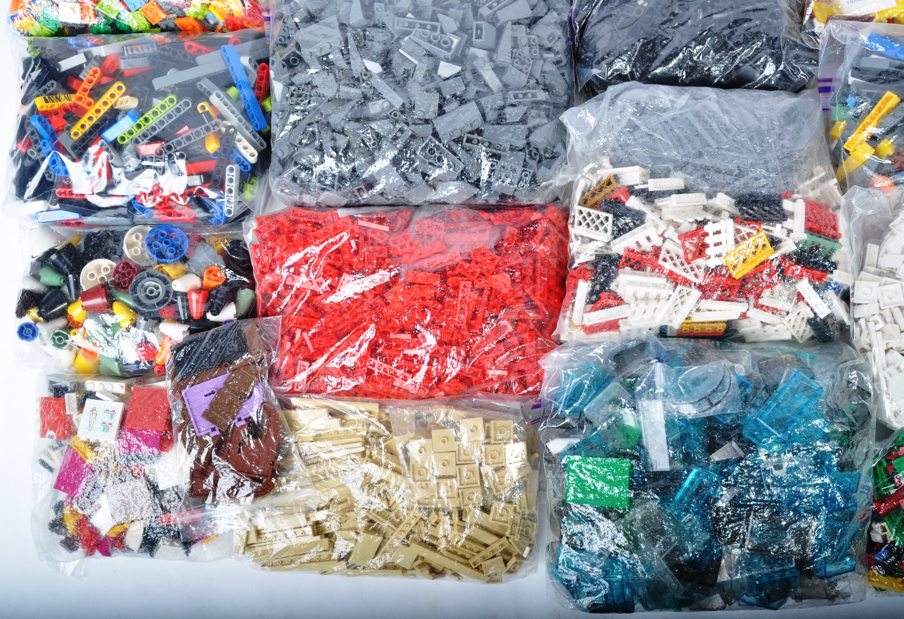 LARGE QUANTITY OF ASSORTED LEGO BRICKS - Image 5 of 5