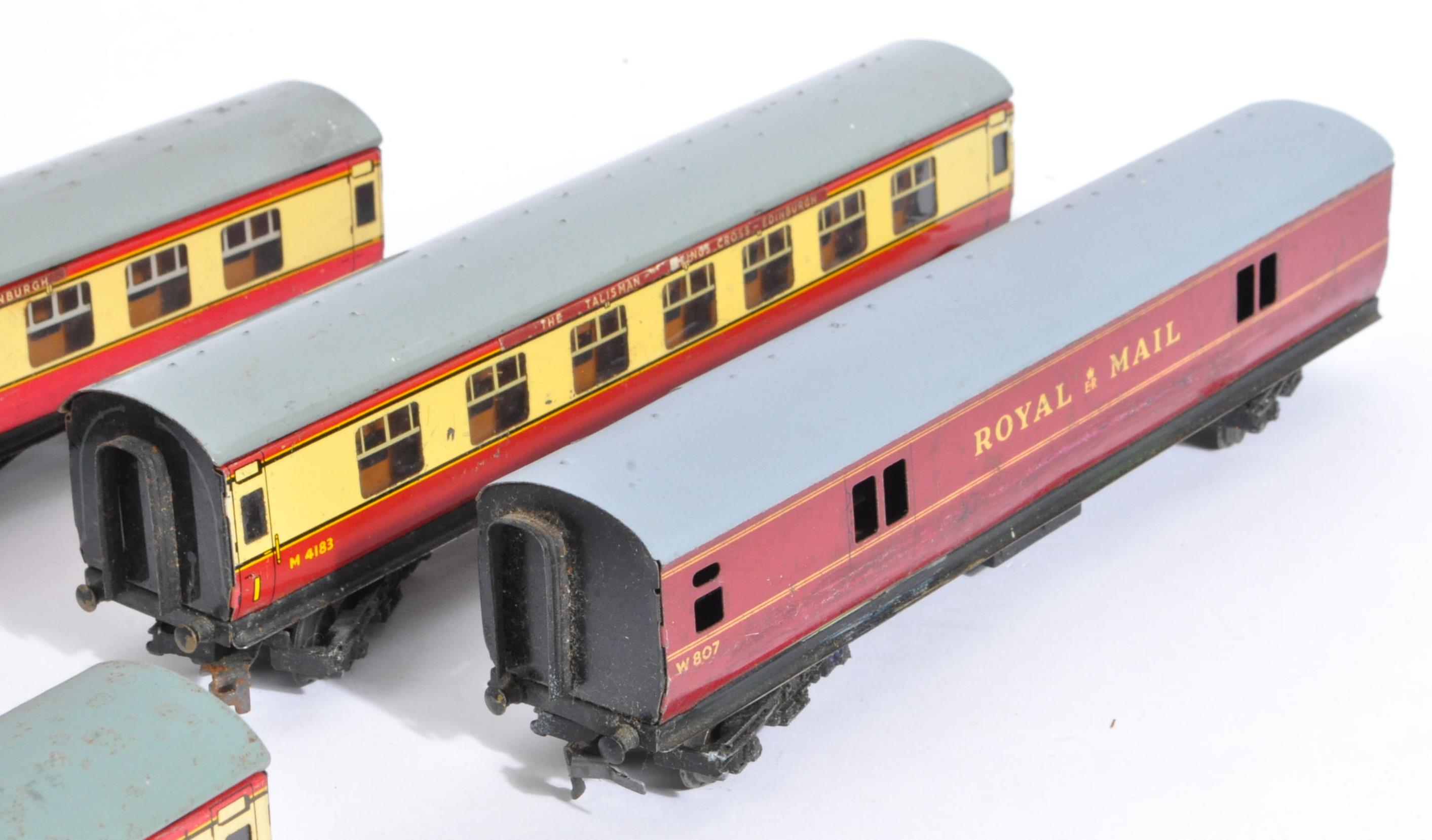 COLLECTION OF HORNBY DUBLO MODEL RAILWAY TRAINSET CARRIAGES - Image 4 of 5