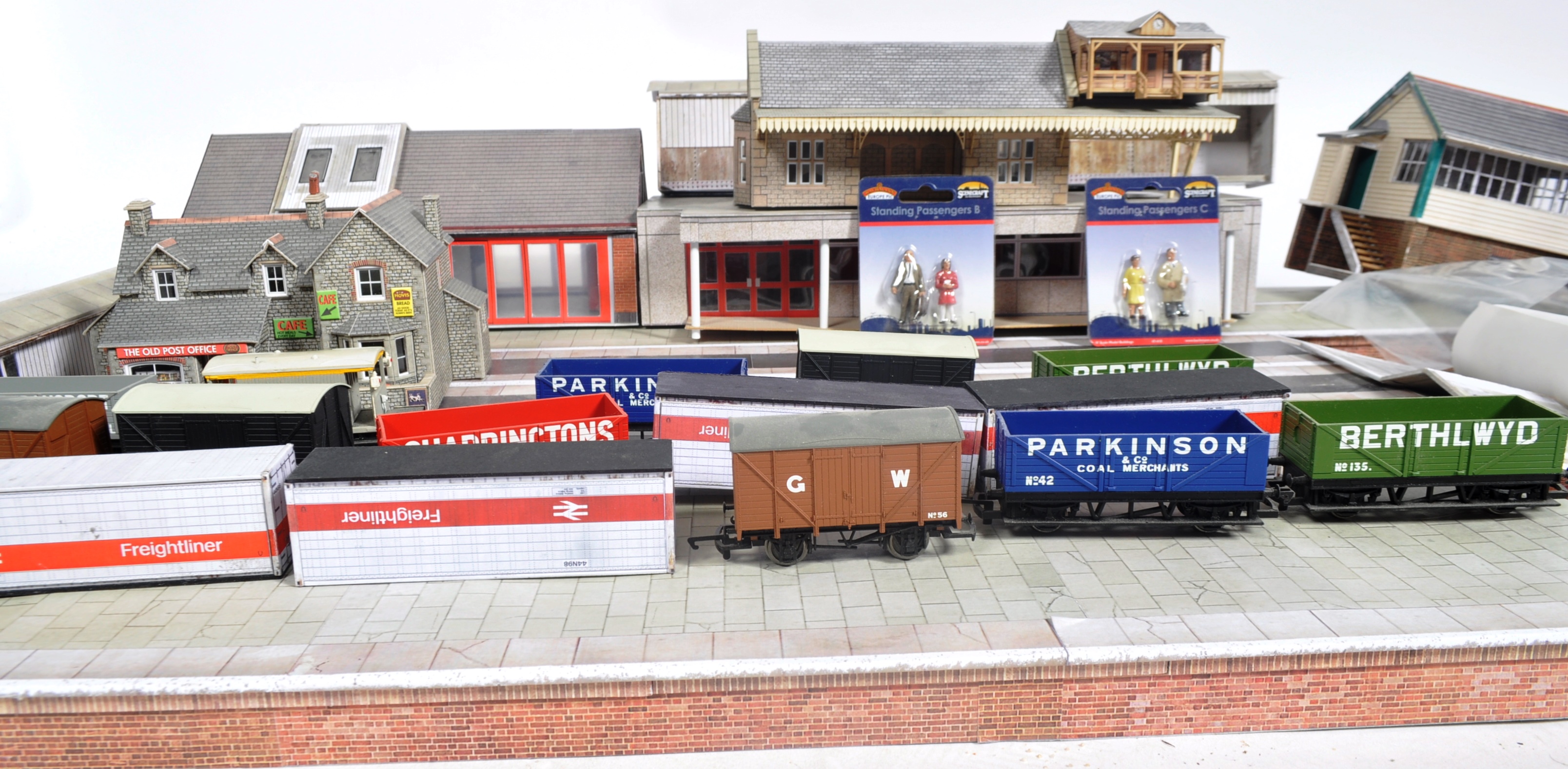 COLLECTION OF CARDBOARD KIT BUILT MODEL RAILWAY TRACKSIDE ITEMS - Image 4 of 5