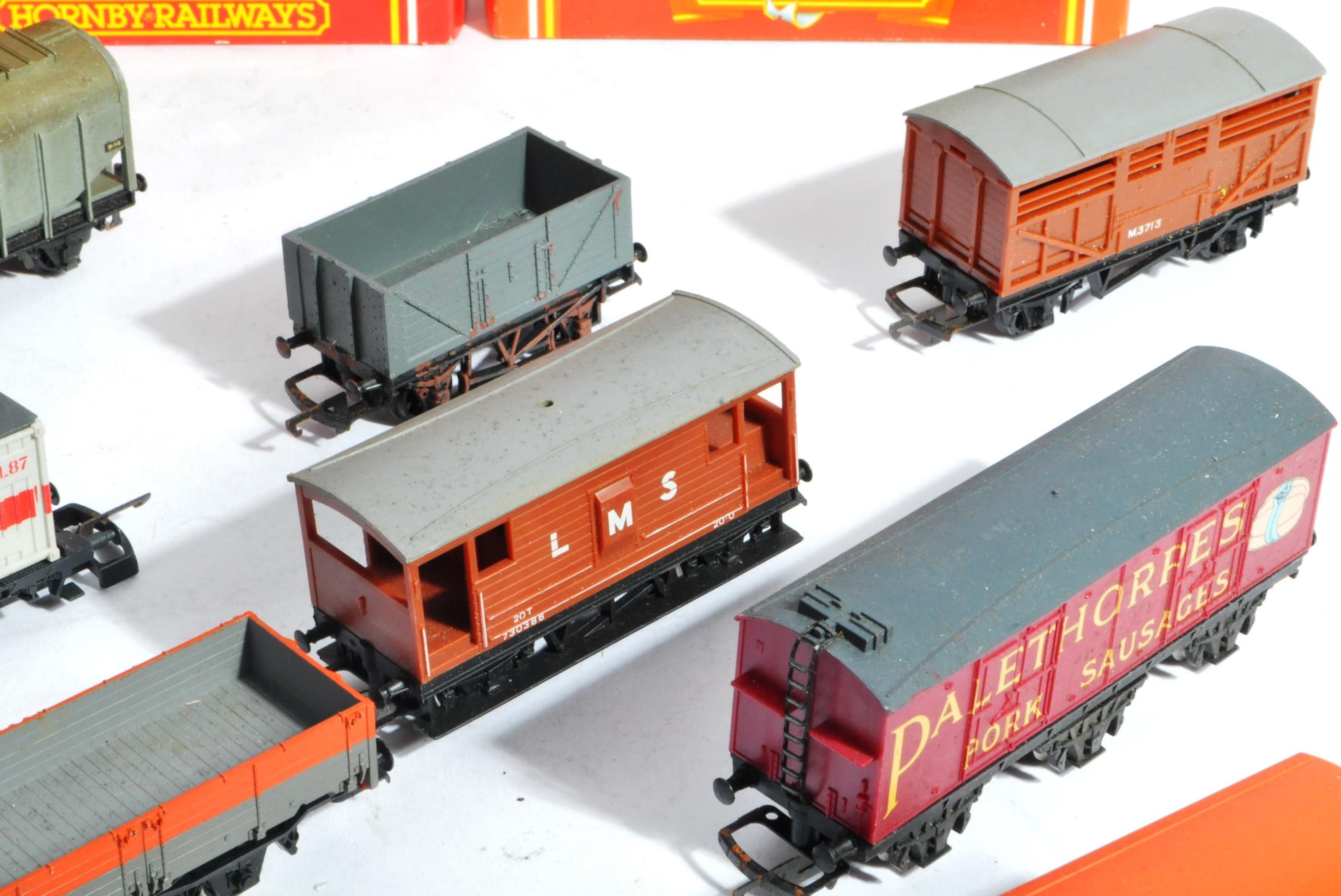 COLLECTION OF ASSORTED HORNBY 00 GAUGE ROLLING STOCK WAGONS - Image 3 of 9