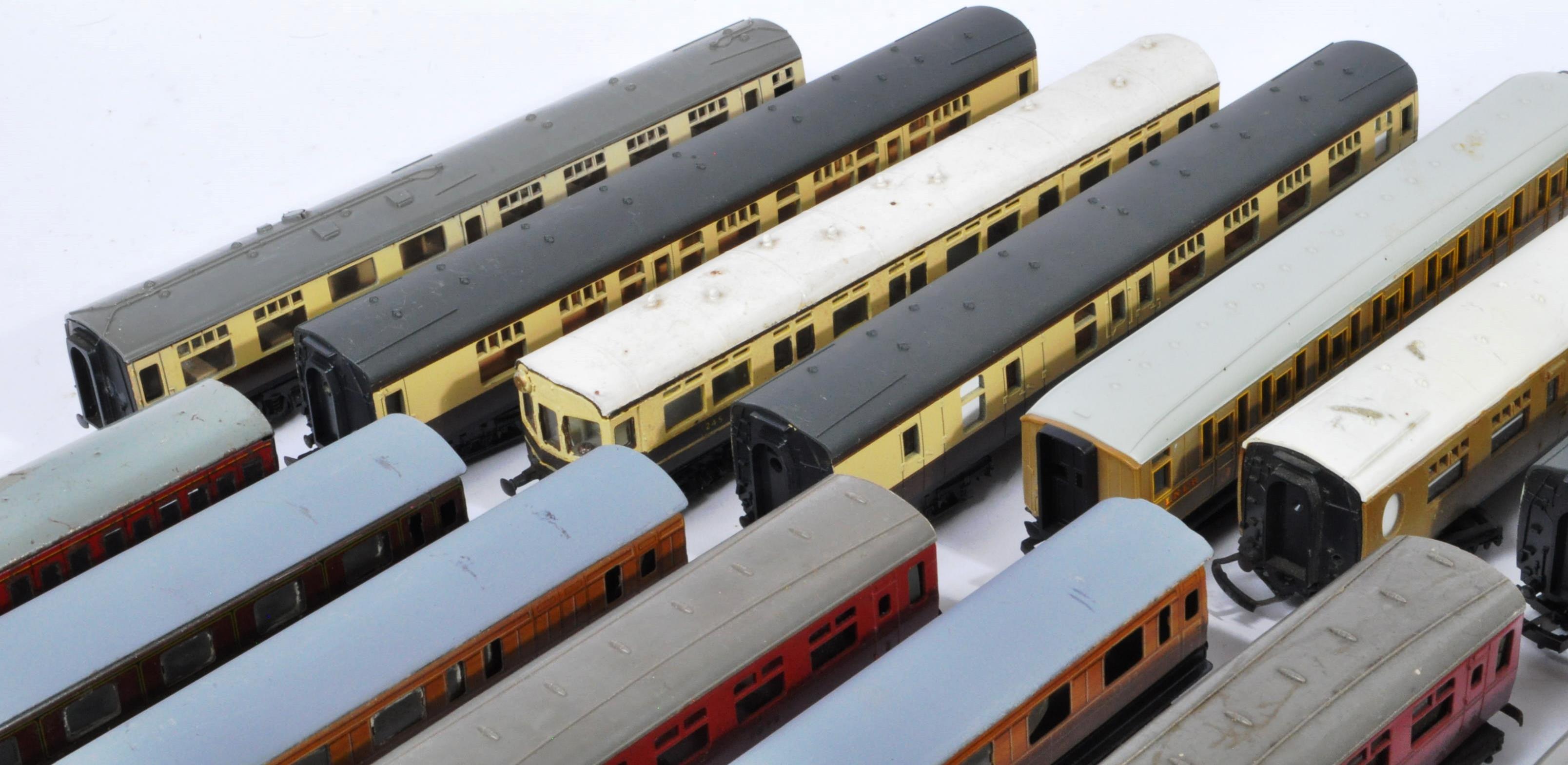 LARGE COLLETION OF ASSORTED 00 GAUGE ROLLING STOCK - Image 6 of 6