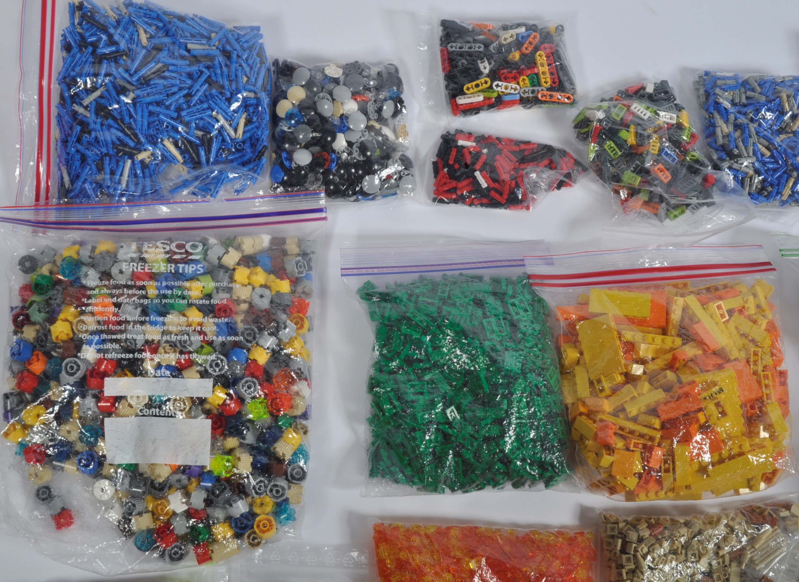 LARGE COLLECTION OF ASSORTED LEGO BRICKS - Image 2 of 11