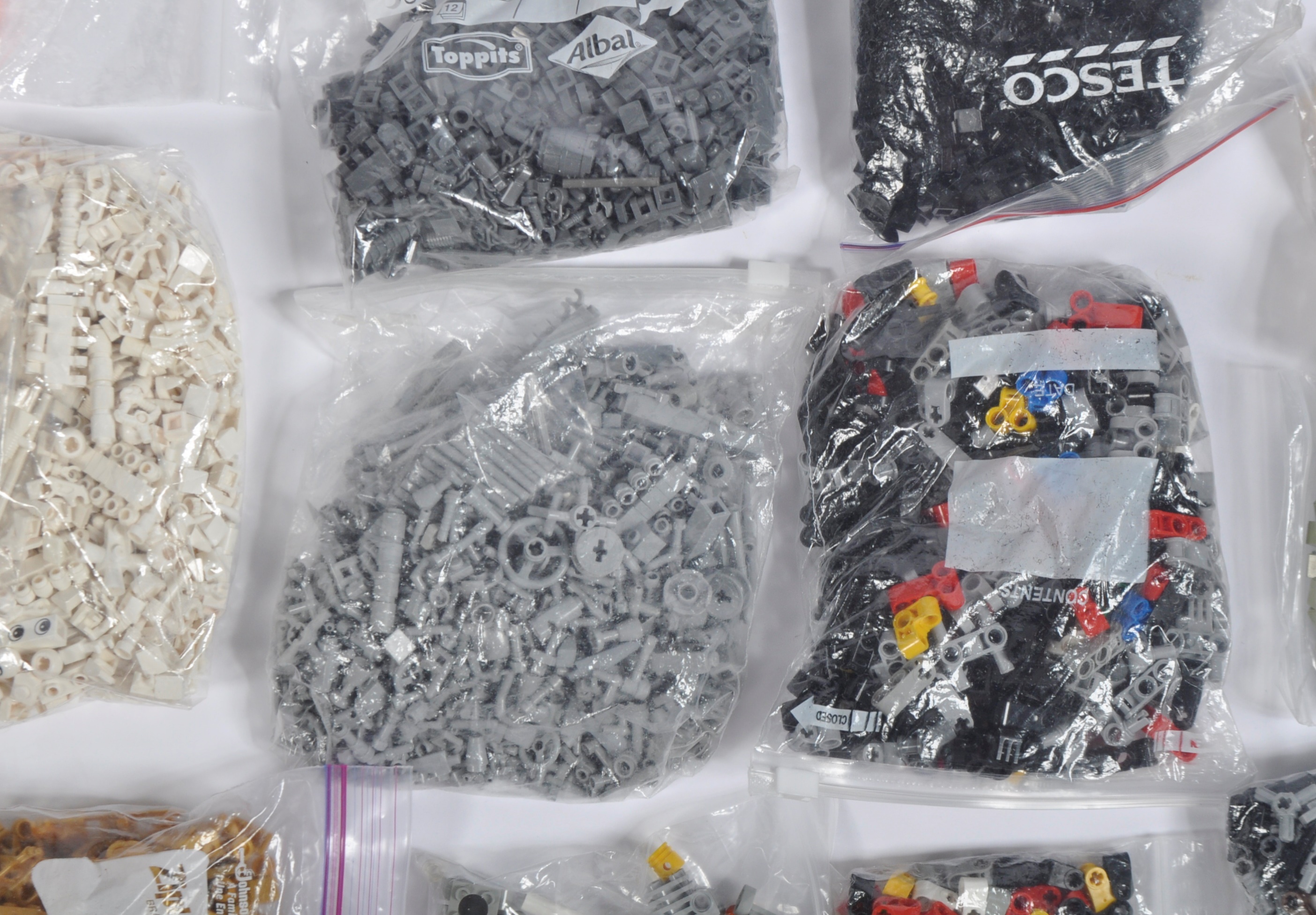 LARGE COLLECTION OF ASSORTED LEGO BRICKS - Image 8 of 11