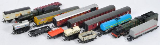 COLLECTION OF ASSORTED 00 GAUGE MODEL RAILWAY ITEMS