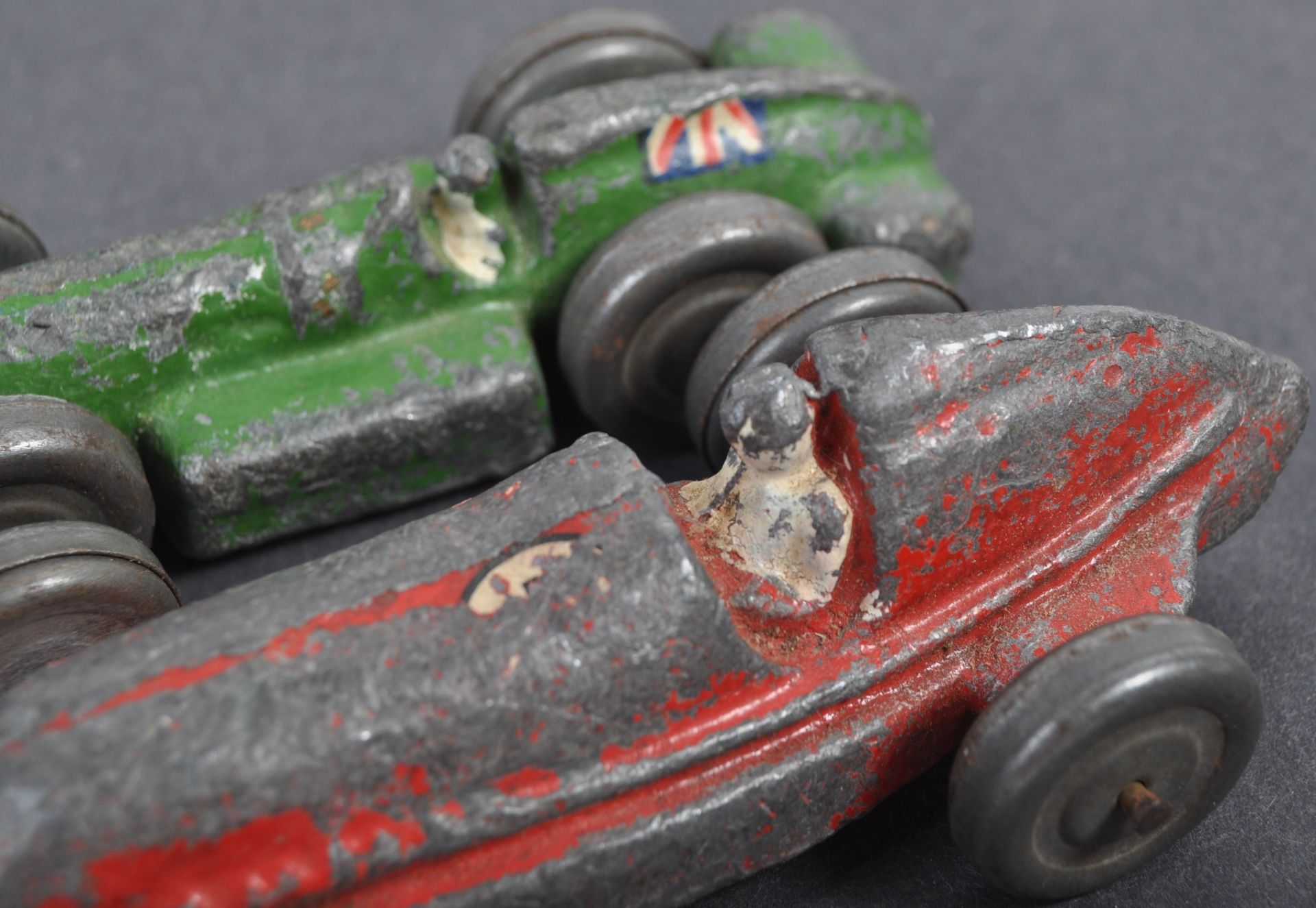 TWO ANTIQUE EARLY 19TH CENTURY ANTIQUE LEAD RACING CARS - Bild 4 aus 5