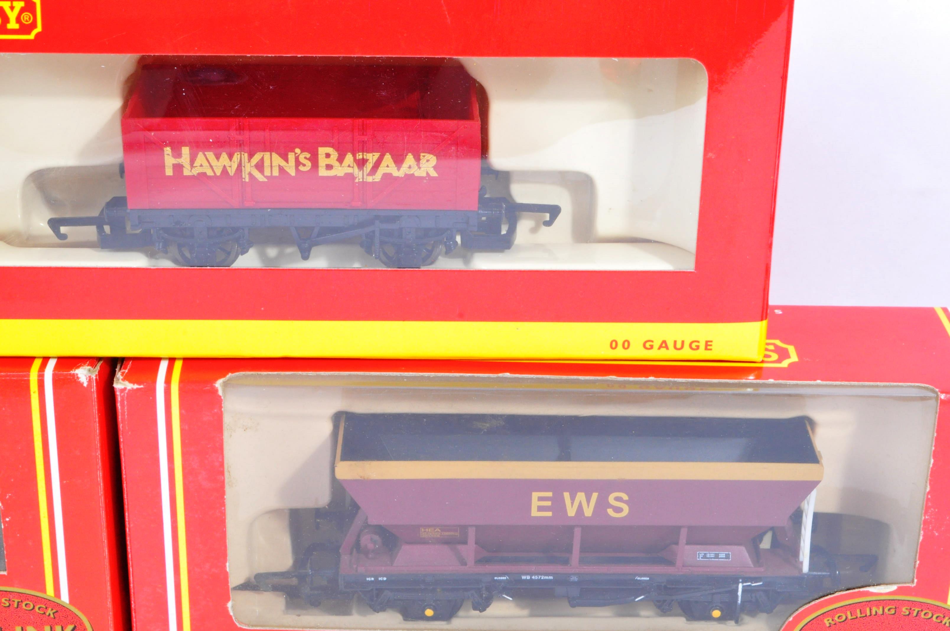 COLLECTION OF HORNBY 00 GAUGE MODEL RAILWAY ROLLING STOCK ITEMS - Image 3 of 6