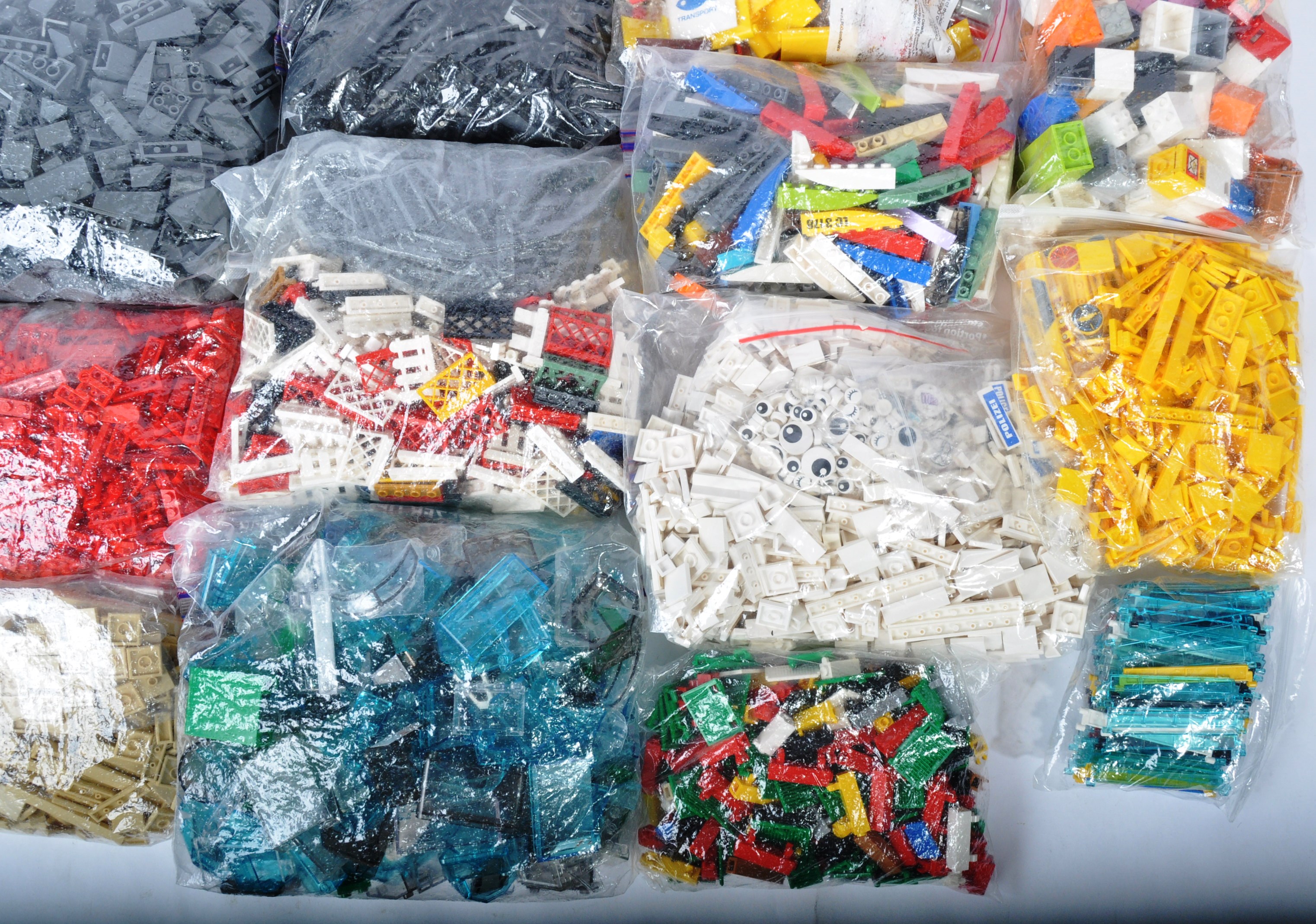 LARGE QUANTITY OF ASSORTED LEGO BRICKS - Image 4 of 5