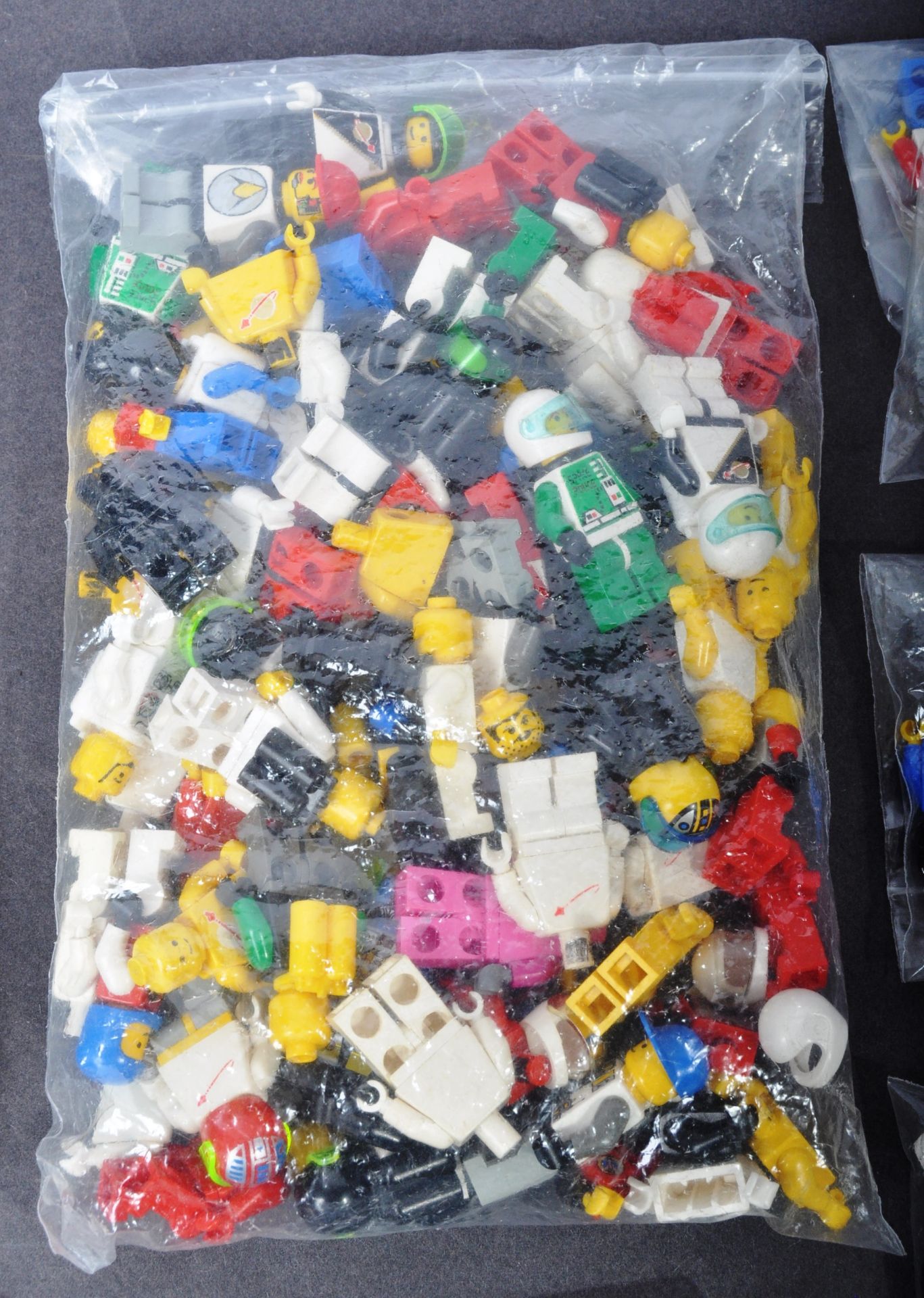 LEGO MINIFIGURES - COLLECTION OF ASSORTED VINTAGE MINIFIGURES - Image 3 of 7