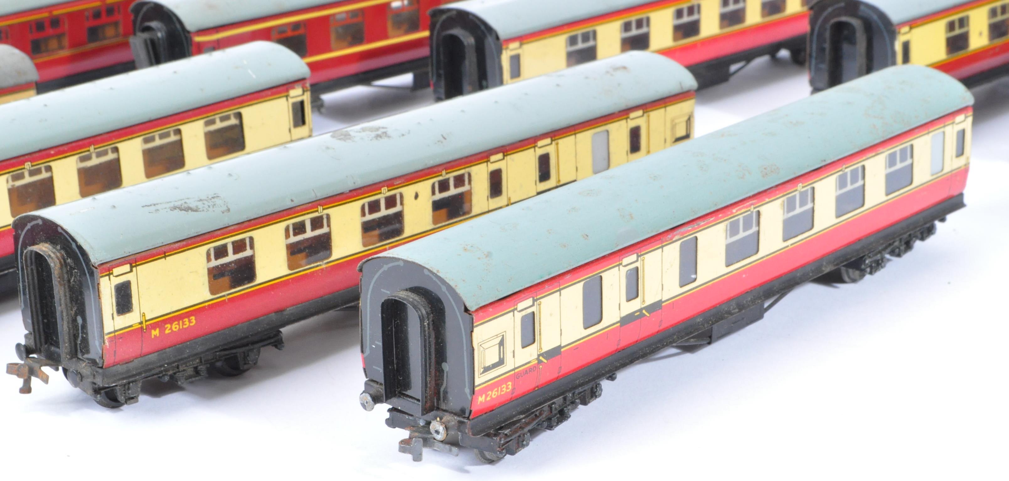 COLLECTION OF HORNBY DUBLO MODEL RAILWAY TRAINSET CARRIAGES - Image 5 of 5