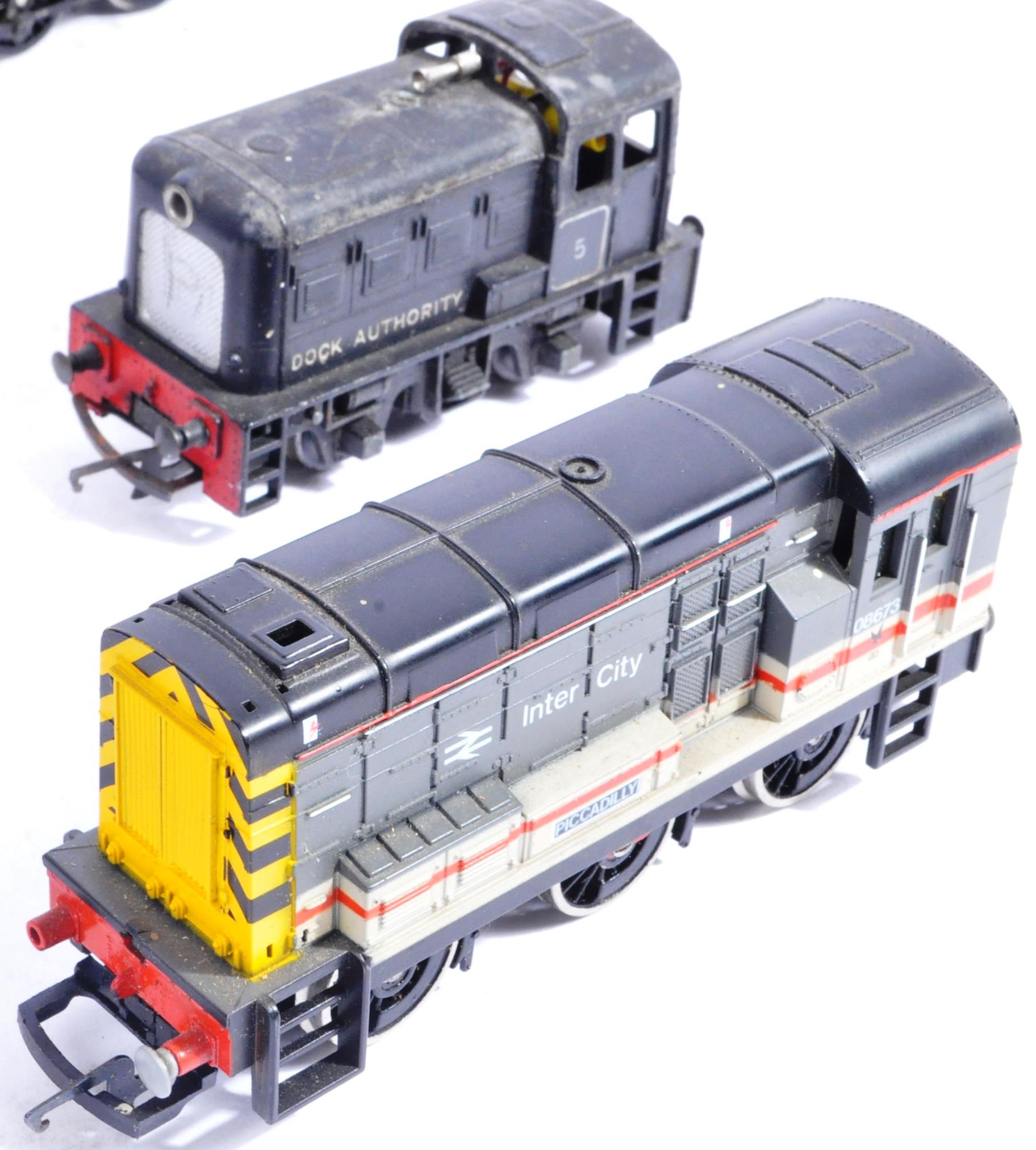 TRAINS - COLLECTION OF 00 GAUGE MODEL RAILWAY LOCOMOTIVES - Image 4 of 6