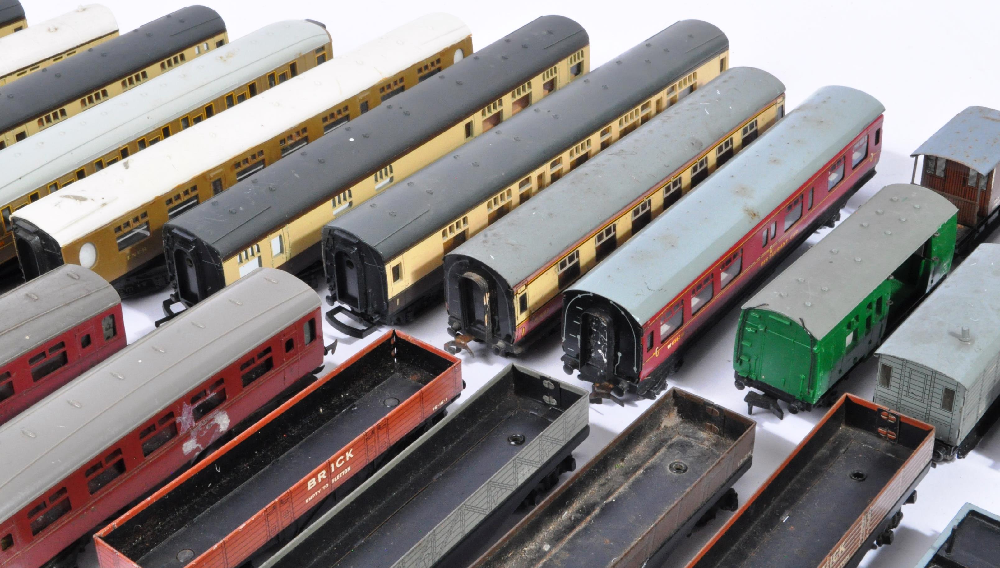 LARGE COLLETION OF ASSORTED 00 GAUGE ROLLING STOCK - Image 5 of 6