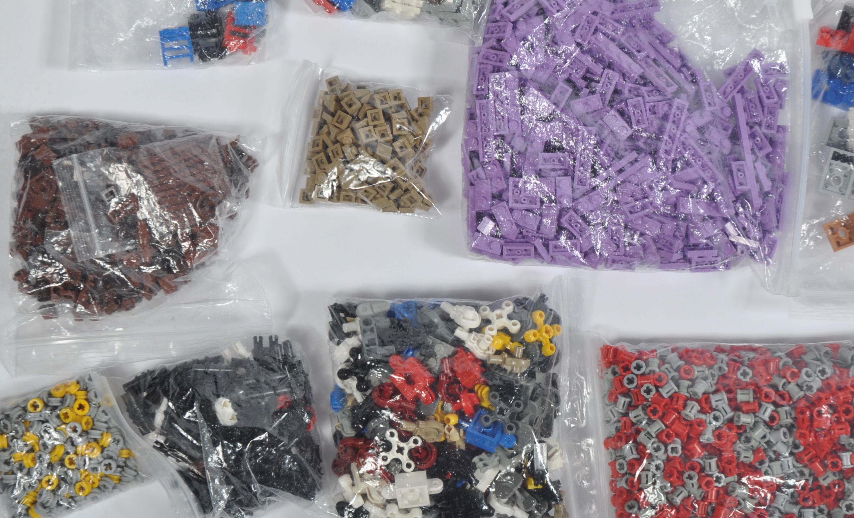 LARGE COLLECTION OF ASSORTED LEGO BRICKS - Image 4 of 11