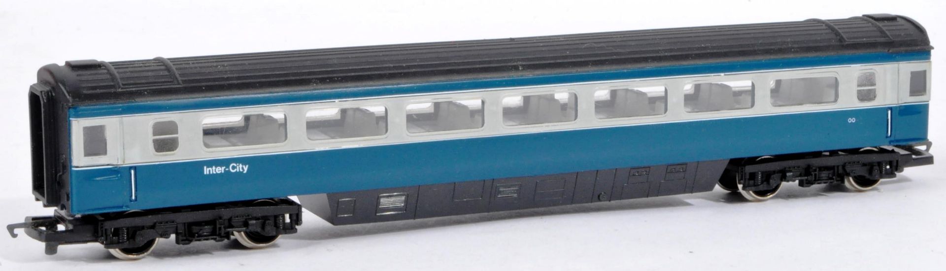 COLLECTION HORNBY 00 GAUGE MODEL RAILWAY DIESEL LOCOS & CARRIAGES - Image 8 of 9