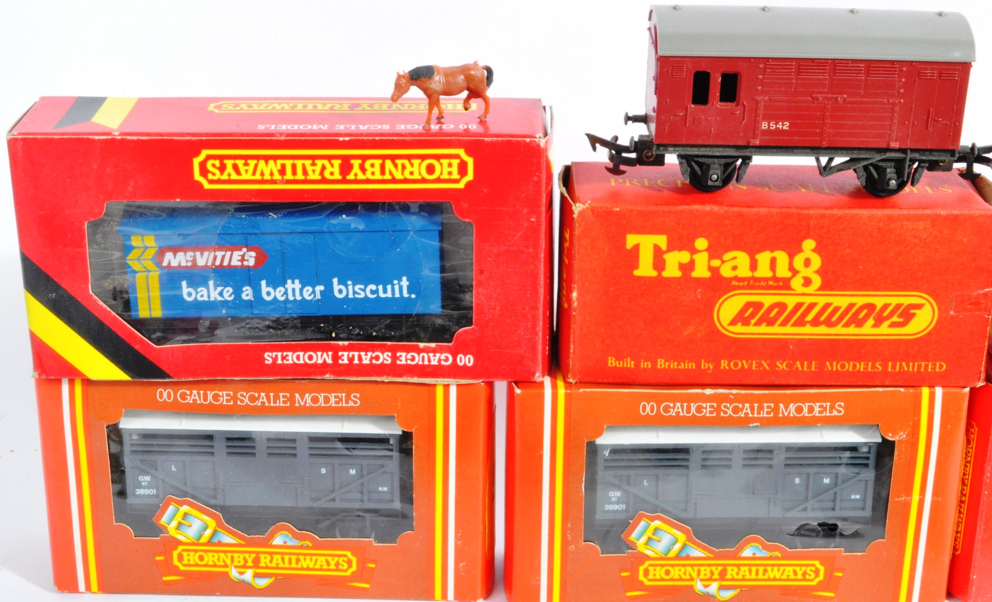 COLLECTION OF ASSORTED HORNBY 00 GAUGE ROLLING STOCK WAGONS - Image 7 of 9