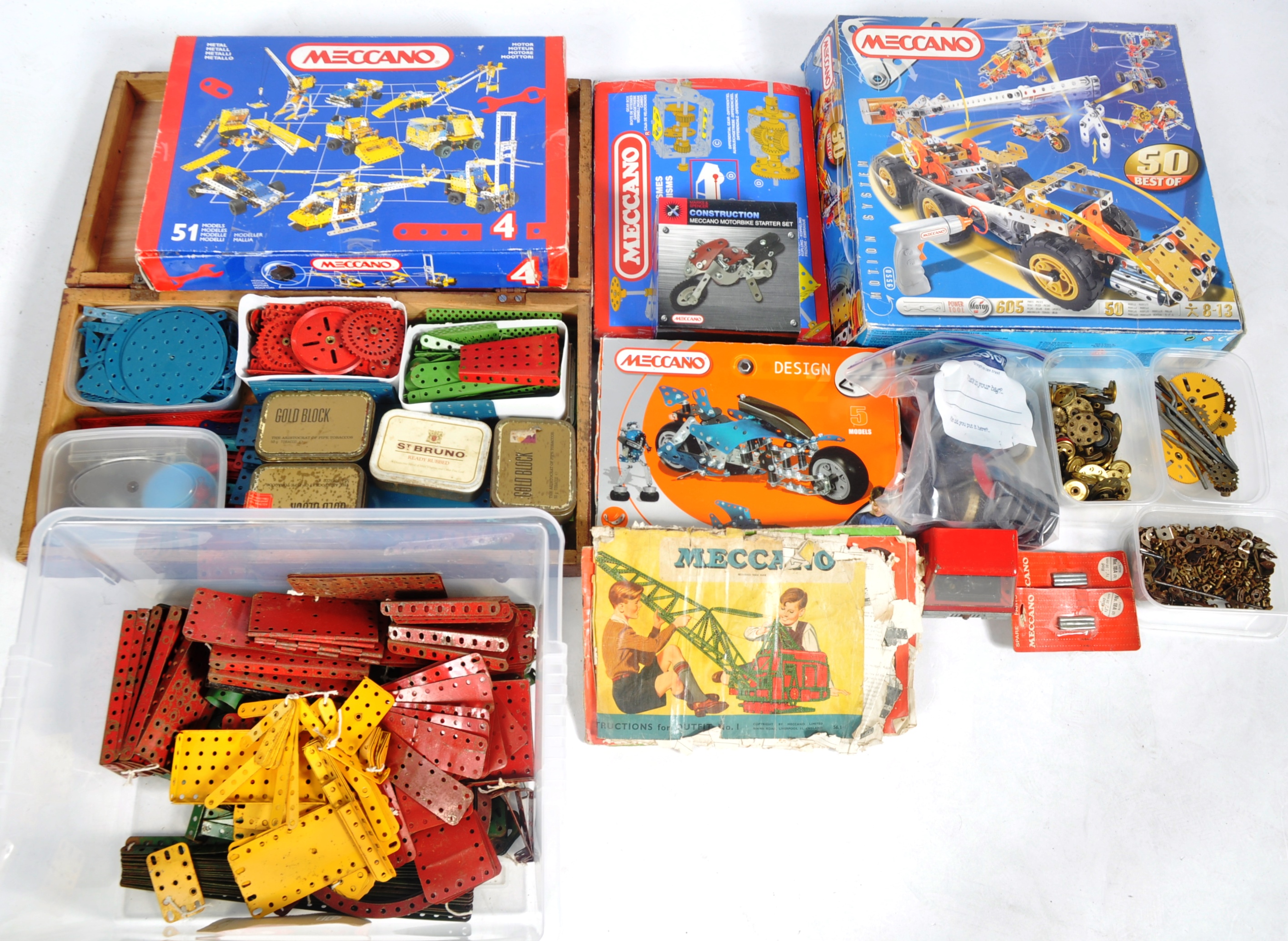 LARGE COLLECTION OF ASSORTED MECCANO PARTS & SETS