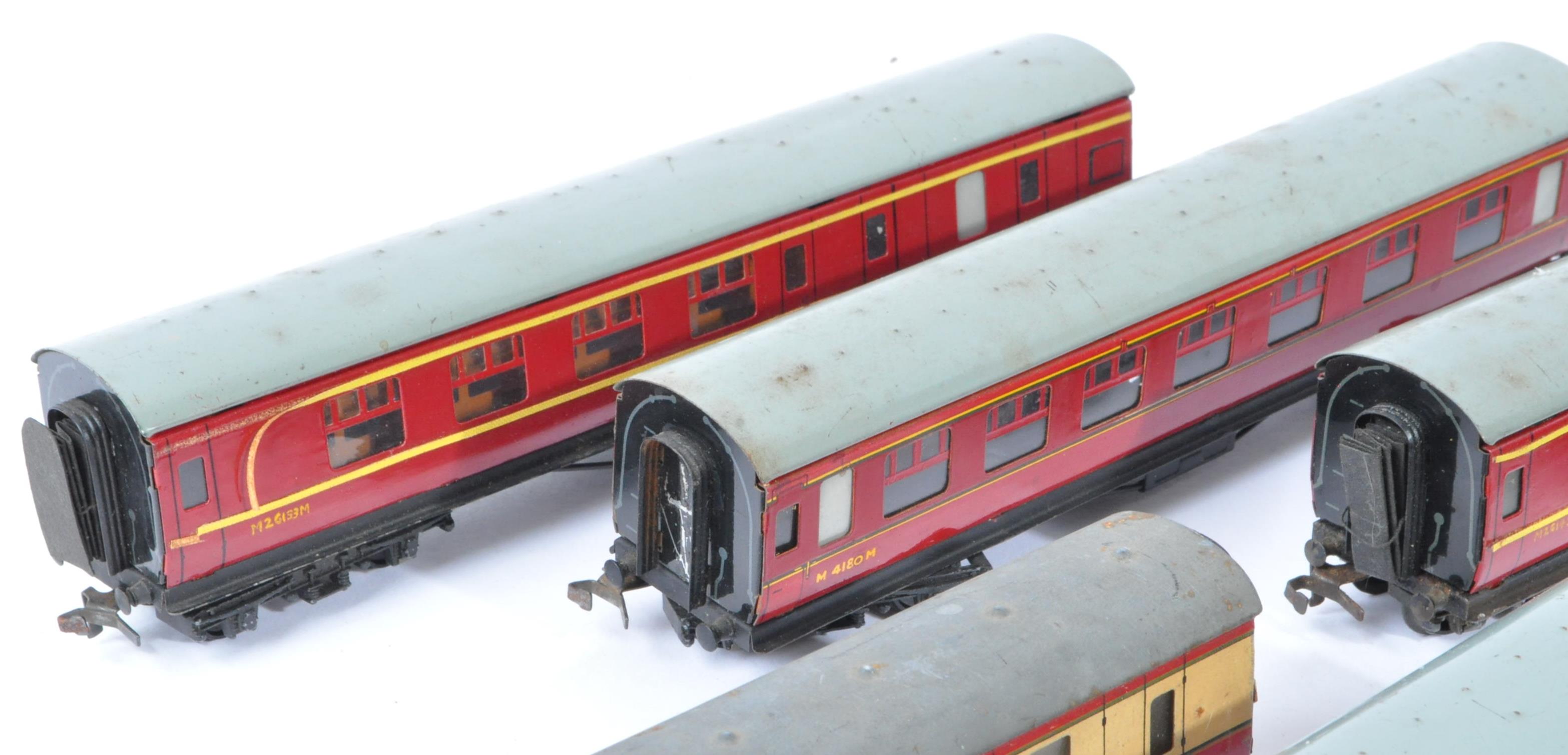 COLLECTION OF HORNBY DUBLO MODEL RAILWAY TRAINSET CARRIAGES - Image 2 of 5