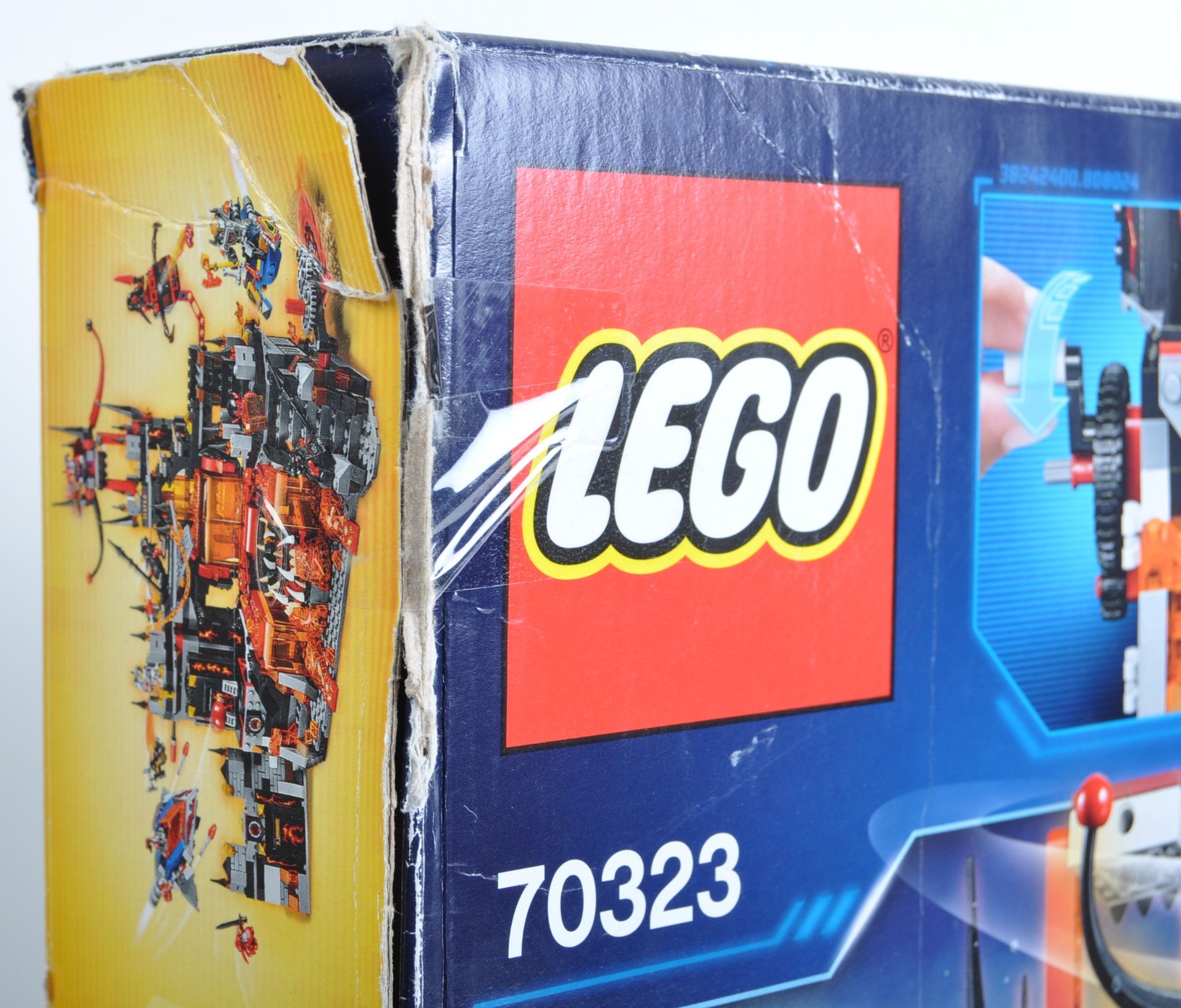 LEGO SET - NEXO KNIGHTS - 70323 JESTRO'S VOLCANO LAIR - Image 3 of 4