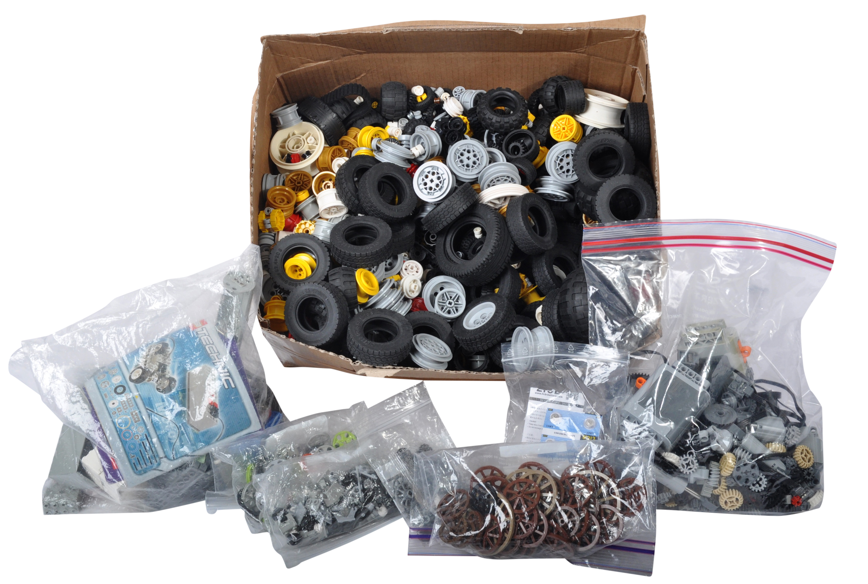 LARGE COLLECTION OF ASSORTED LEGO TECHNIC WHEELS & MOTORS