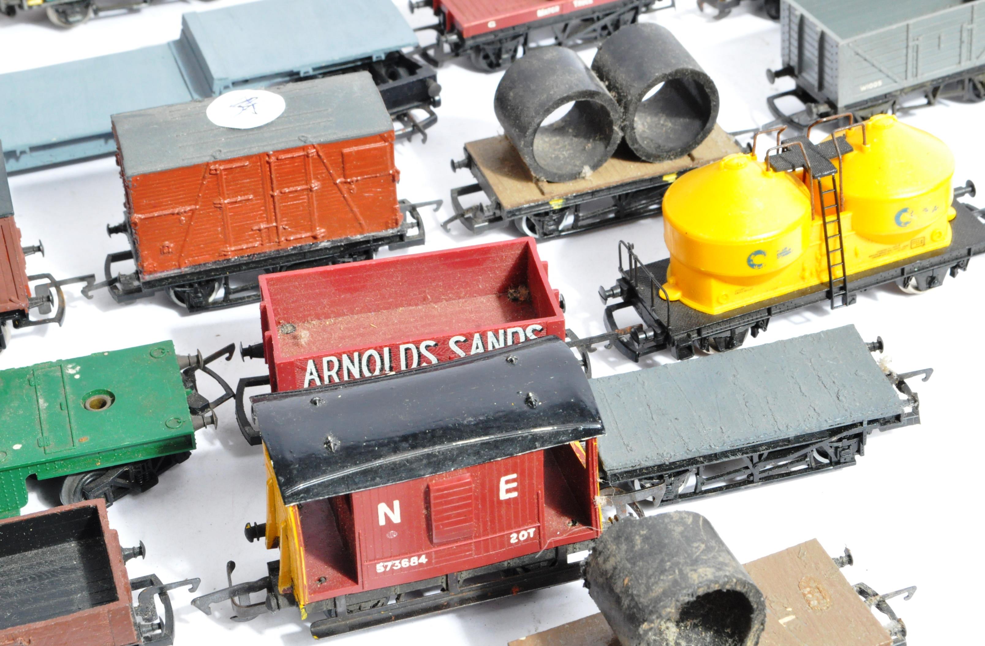 MODEL RAILWAYS - LARGE COLLECTION OF 00 GAUGE WAGONS - Image 4 of 5