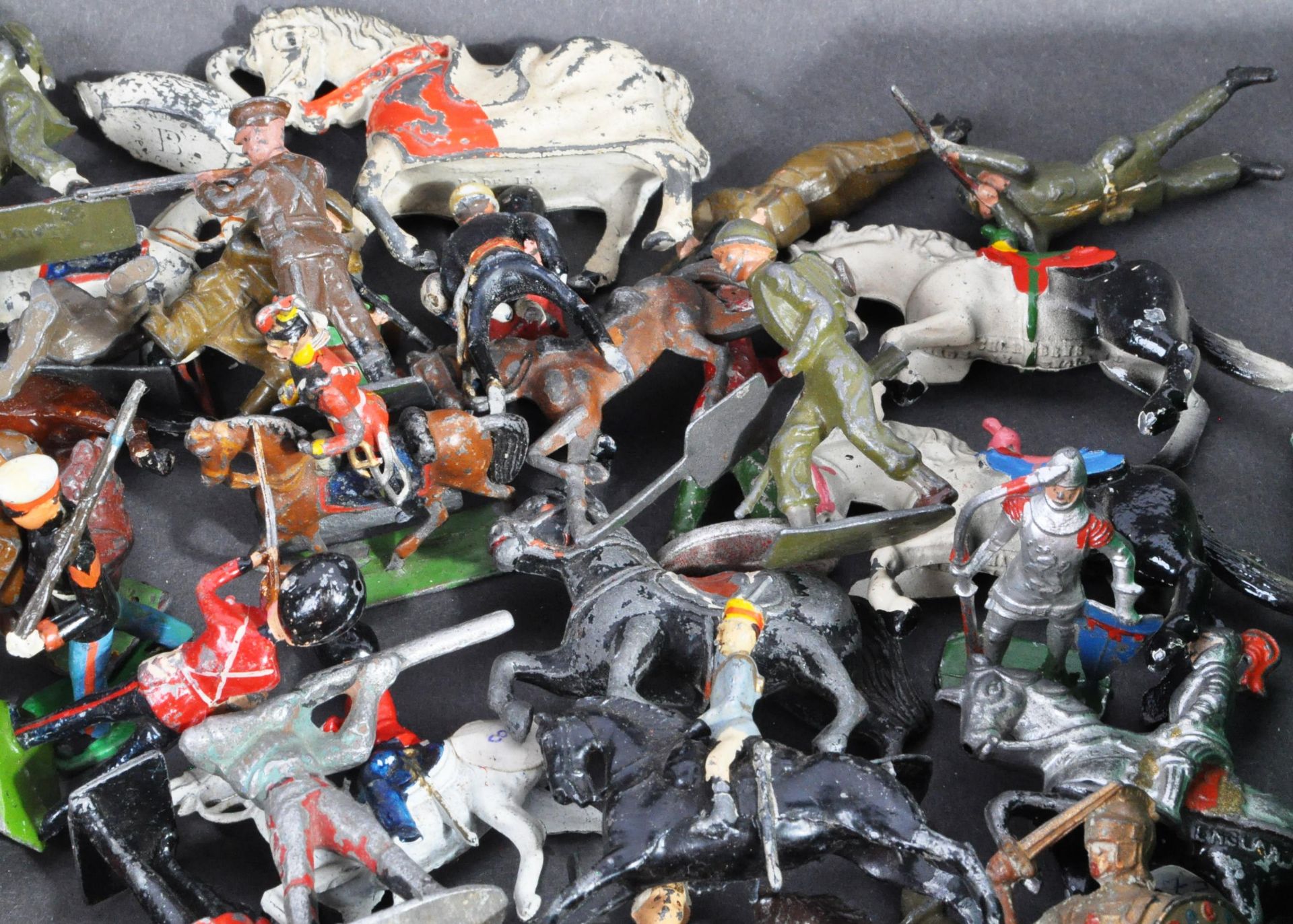 LEAD SOLDIERS - LARGE COLLECTION OF VINTAGE LEAD SOLDIERS - Image 5 of 7