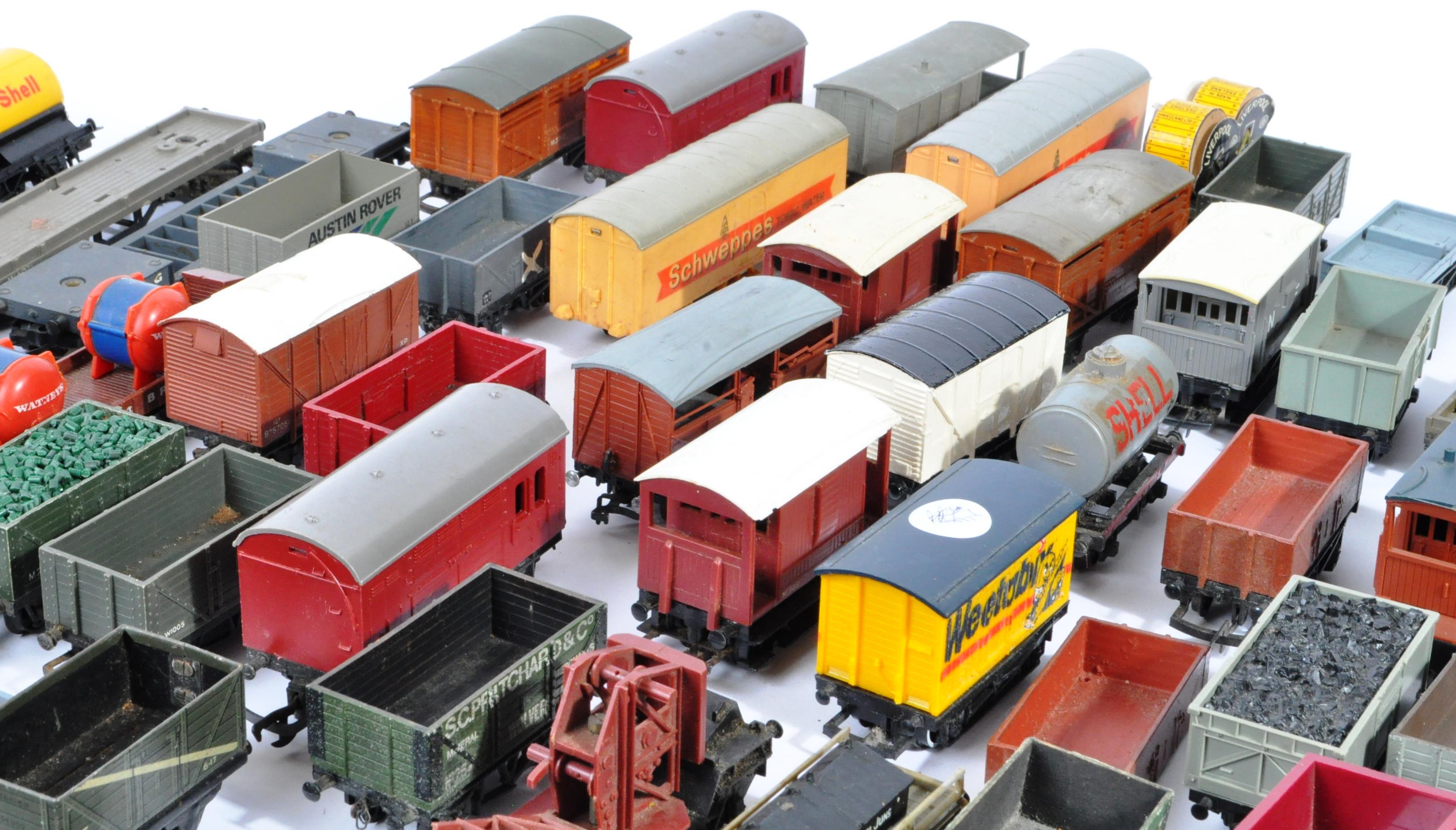 MODEL RAILWAYS - LARGE COLLECTION OF 00 GAUGE MODEL RAILWAY WAGONS - Image 4 of 6