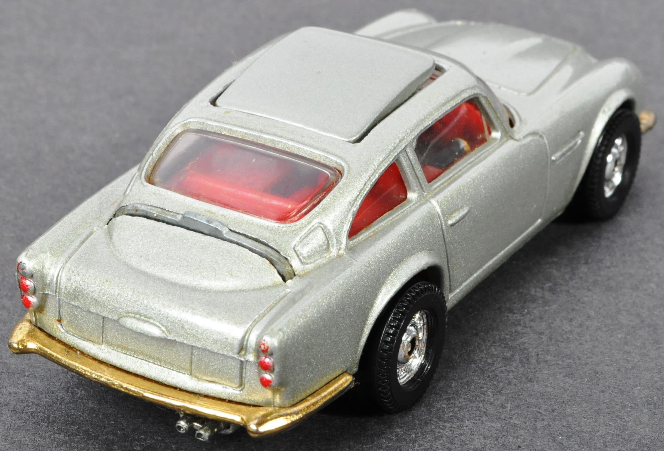 VINTAGE CORGI JAMES BOND ASTON MARTIN DB5 NO. 270 - Image 4 of 5