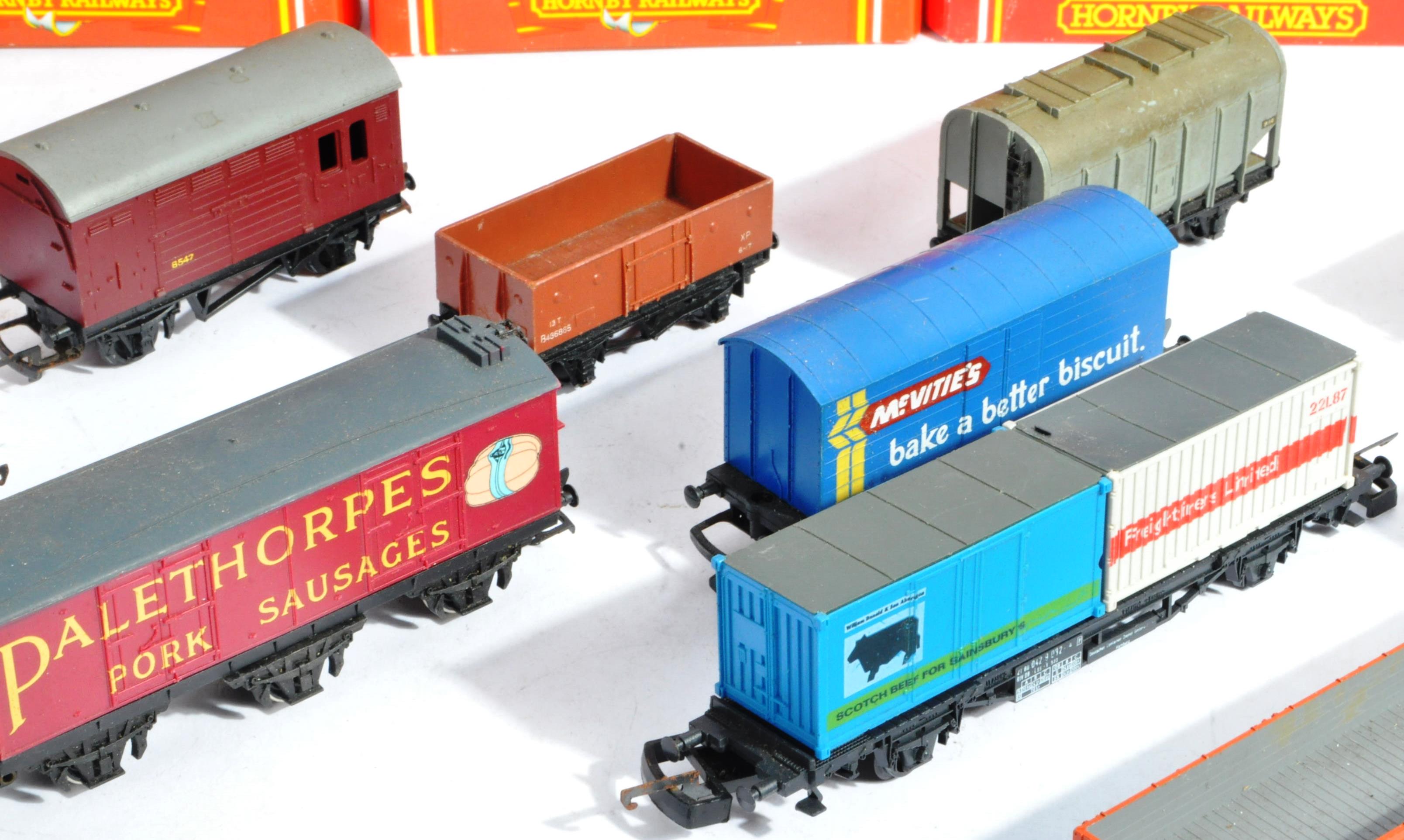 COLLECTION OF ASSORTED HORNBY 00 GAUGE ROLLING STOCK WAGONS - Image 4 of 9