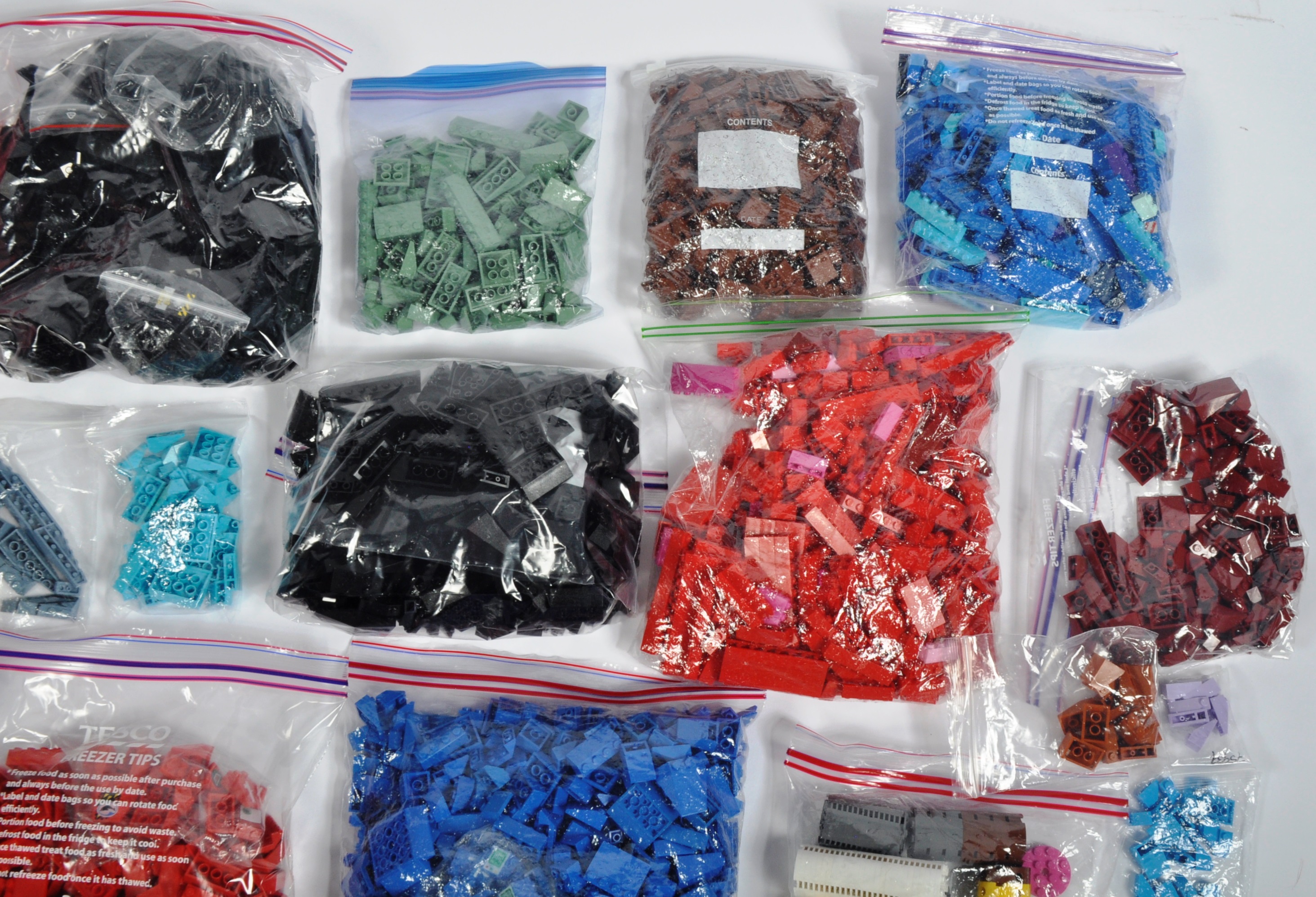 LARGE COLLECTION OF ASSORTED LEGO BRICKS - Image 6 of 7