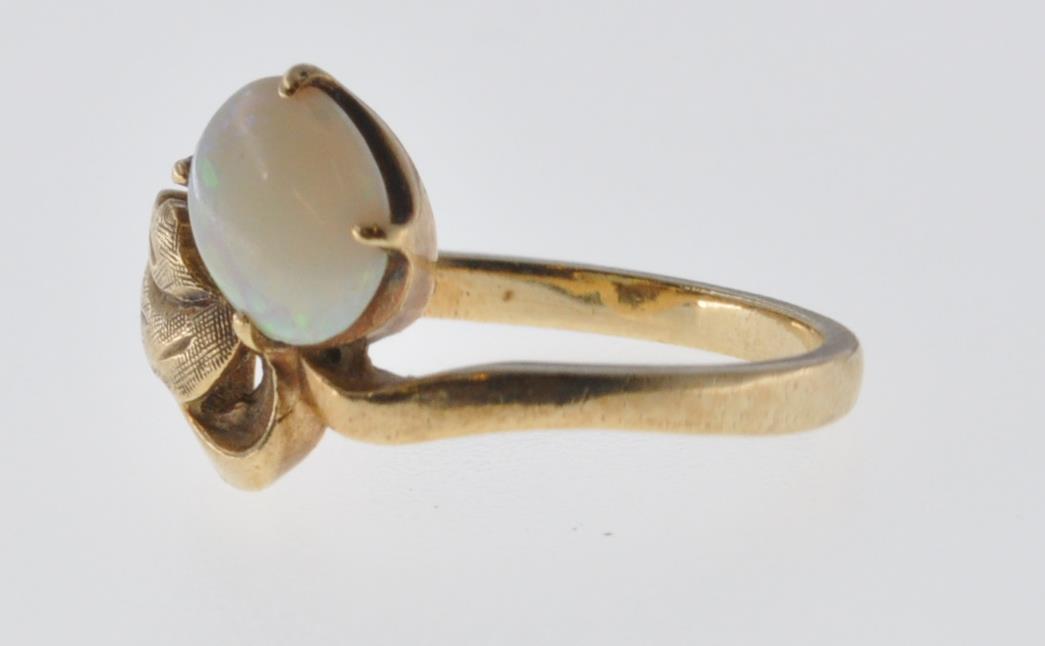 VINTAGE 9CT GOLD OPAL SET LEAF RING - Image 3 of 7