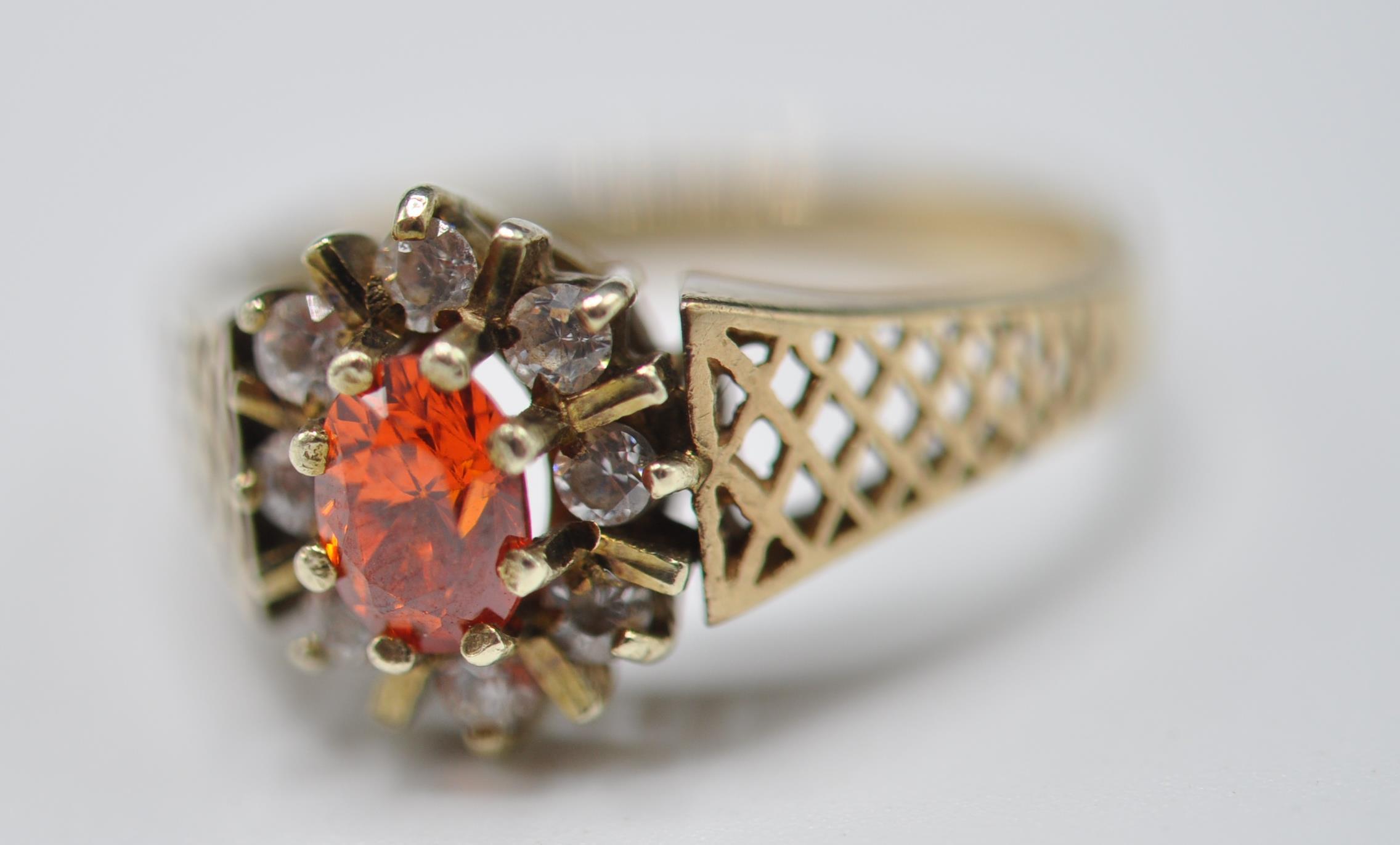 9CT GOLD ORANGE AND WHITE STONE RING